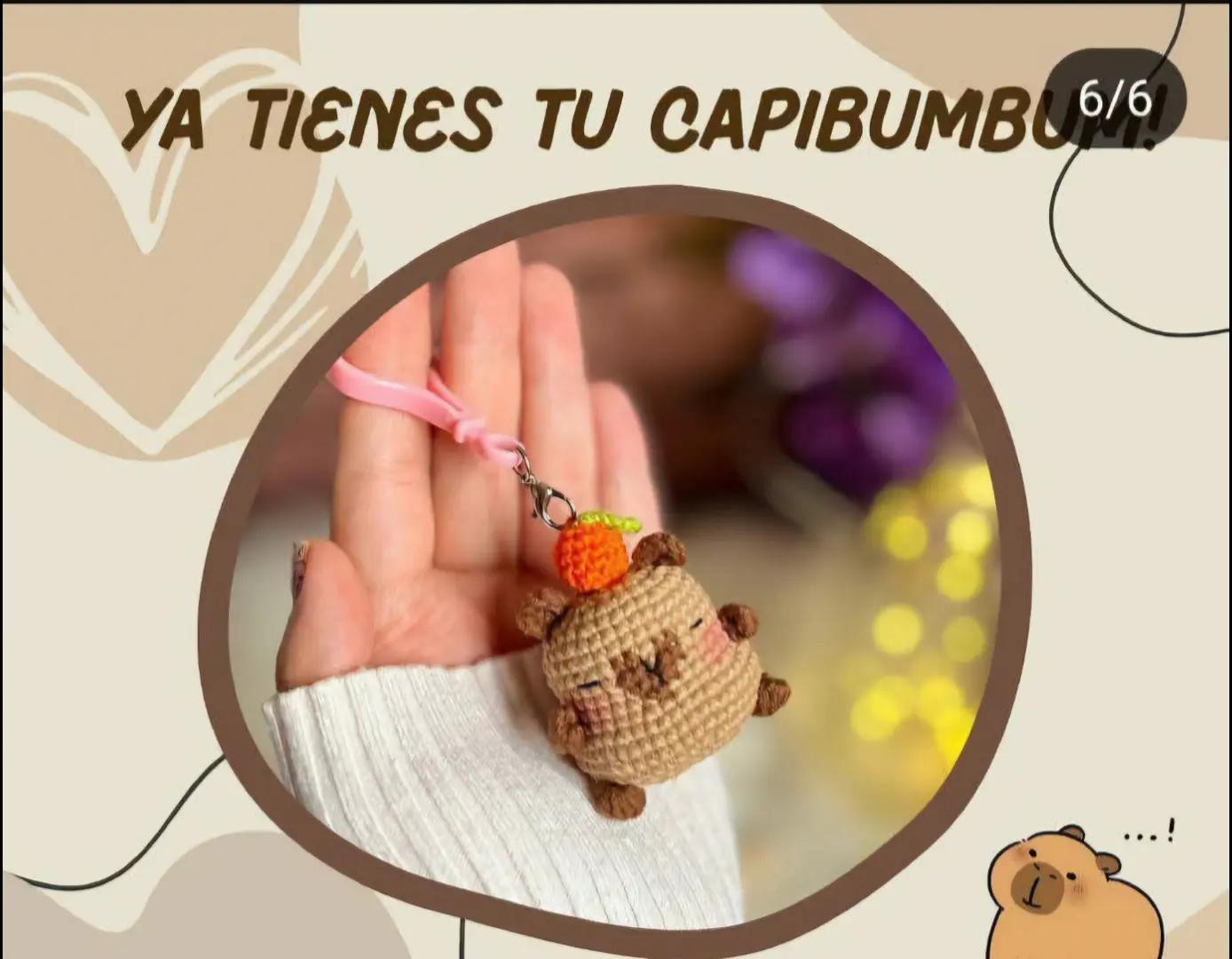 Patrón de llavero Capibara amigurumi con sombrero de calabaza