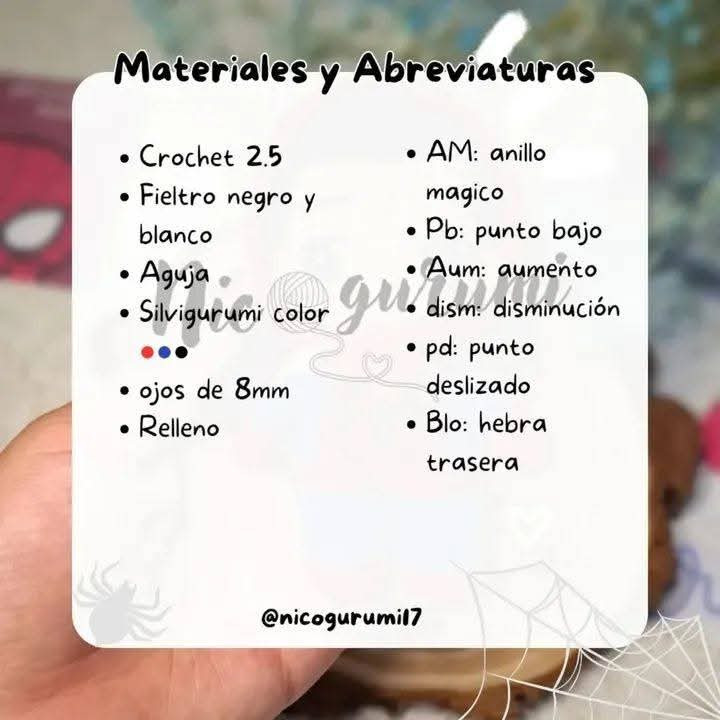 Patrón gratuito de muñeco de superhéroe para tejer a crochet