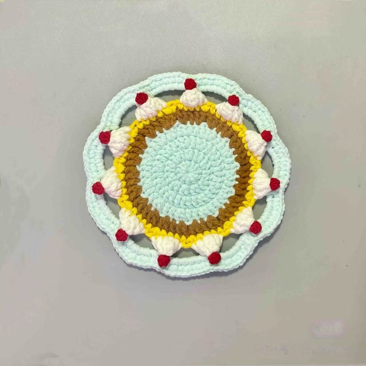 Porta-copo de crochê colorido com detalhes em vermelho e branco