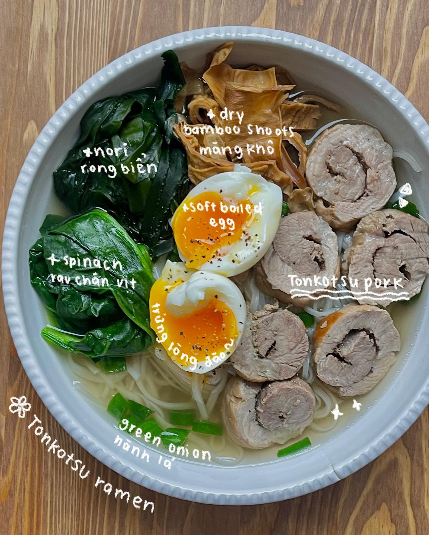 Ramen Tonkotsu Đậm Đà Với Trứng Lòng Đào Và Rau Xanh