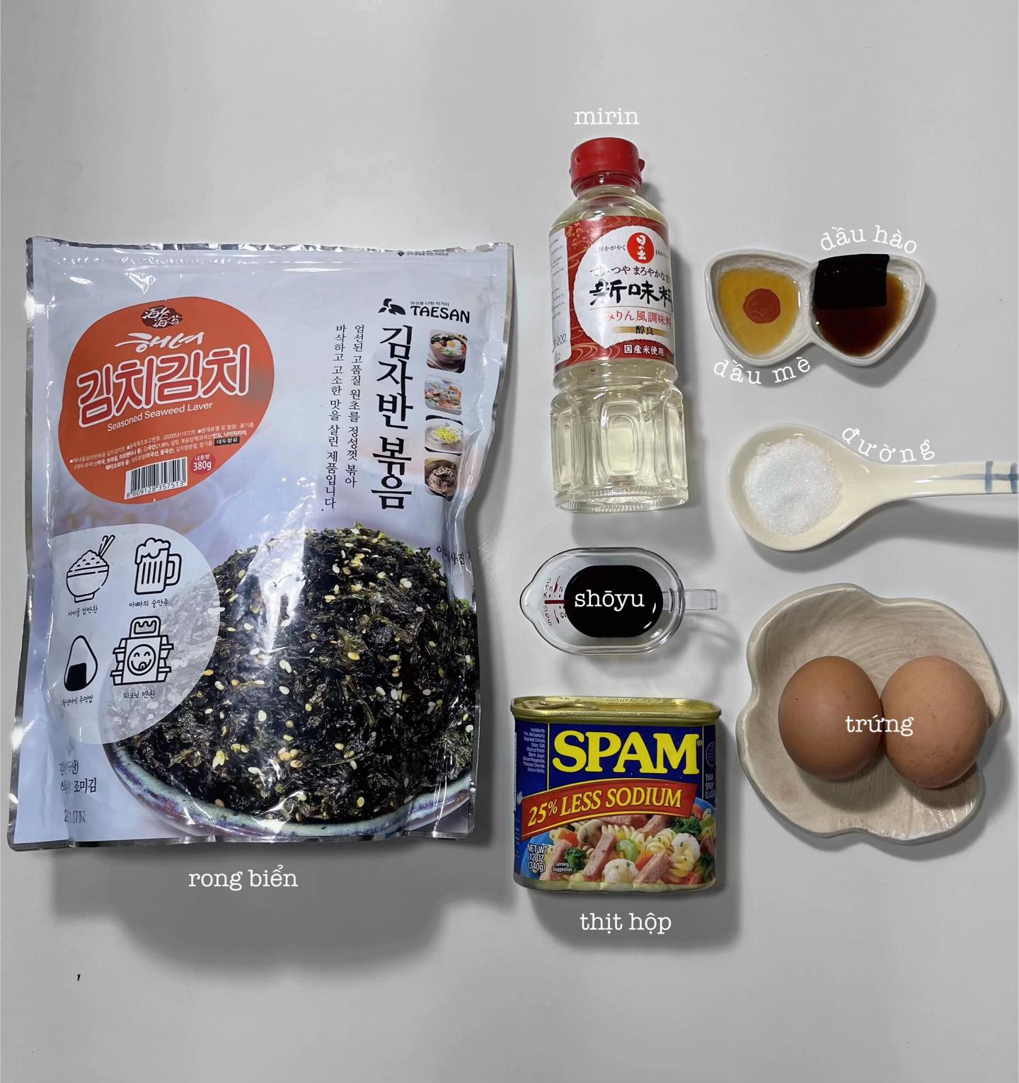𝑪𝒐̛𝒎 𝒍𝒖̛𝒐̛̀𝒊 𝒄𝒉𝒐 𝒏𝒈𝒂̀𝒚 𝒉𝒐𝒏𝒈 𝒃𝒊𝒆̂́𝒕 𝒂̆𝒏 𝒈𝒊̀ 👩🏻‍🍳
Spam musubi rice bowl ✿