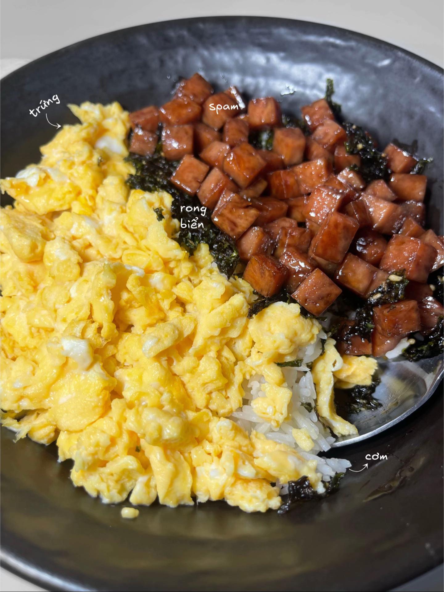𝑪𝒐̛𝒎 𝒍𝒖̛𝒐̛̀𝒊 𝒄𝒉𝒐 𝒏𝒈𝒂̀𝒚 𝒉𝒐𝒏𝒈 𝒃𝒊𝒆̂́𝒕 𝒂̆𝒏 𝒈𝒊̀ 👩🏻‍🍳
Spam musubi rice bowl ✿