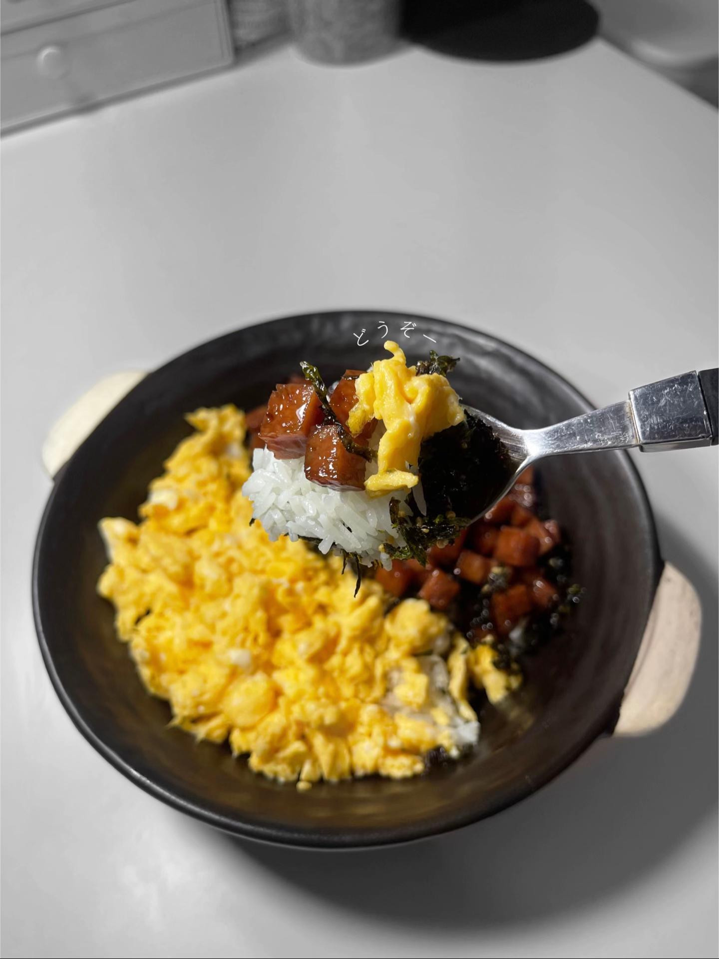 𝑪𝒐̛𝒎 𝒍𝒖̛𝒐̛̀𝒊 𝒄𝒉𝒐 𝒏𝒈𝒂̀𝒚 𝒉𝒐𝒏𝒈 𝒃𝒊𝒆̂́𝒕 𝒂̆𝒏 𝒈𝒊̀ 👩🏻‍🍳
Spam musubi rice bowl ✿