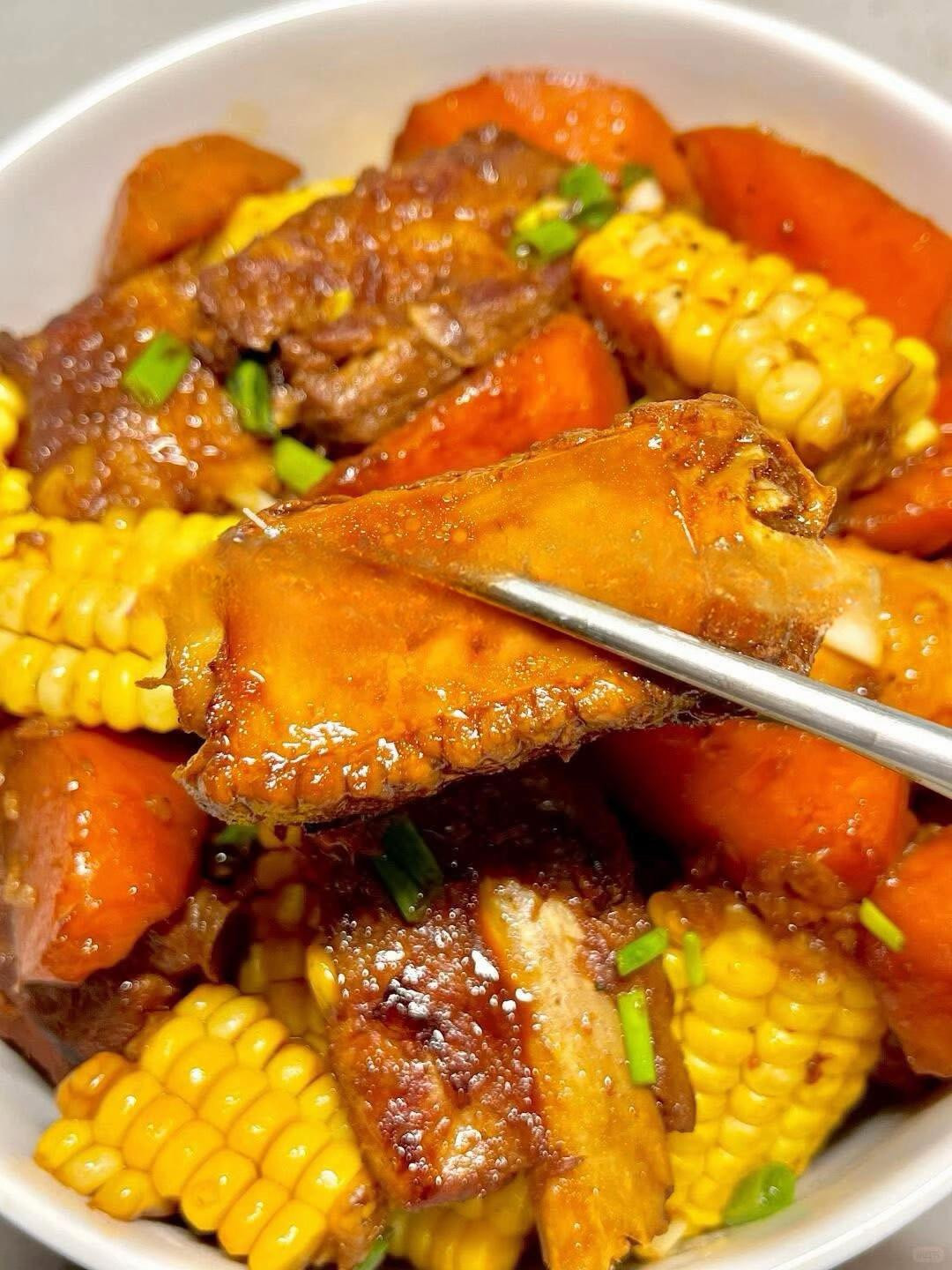 SƯỜN NON HẦM BẮP NGỌT VÀ CÀ RỐT  🌽🥕