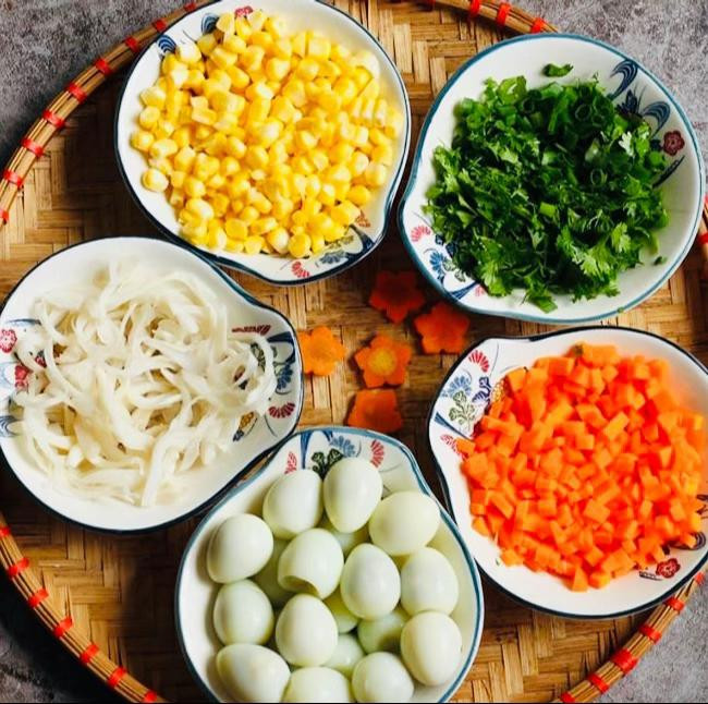 🥣 Súp gà ngô ngọt trứng cút – nóng hổi, thơm ngọt, ăn là mê ngay! 😋