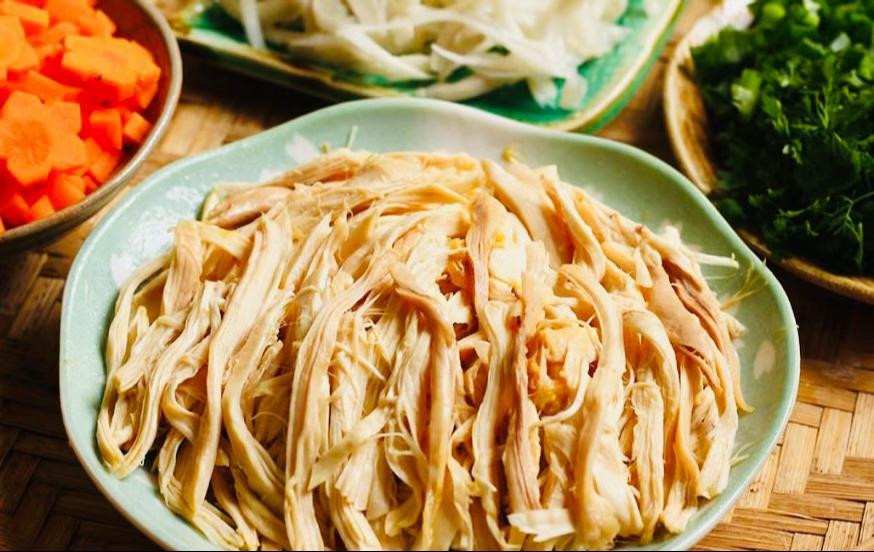 🥣 Súp gà ngô ngọt trứng cút – nóng hổi, thơm ngọt, ăn là mê ngay! 😋