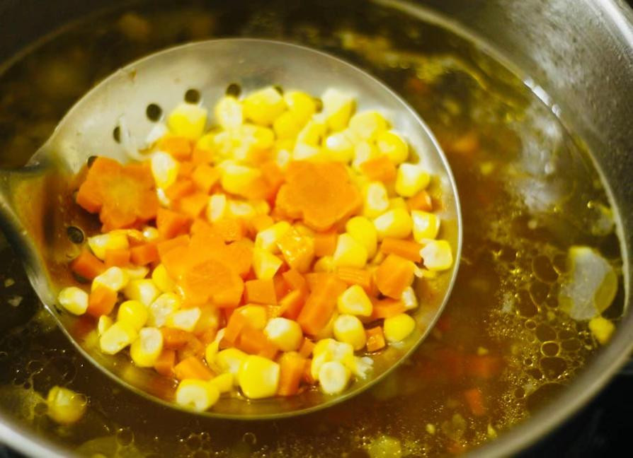 🥣 Súp gà ngô ngọt trứng cút – nóng hổi, thơm ngọt, ăn là mê ngay! 😋