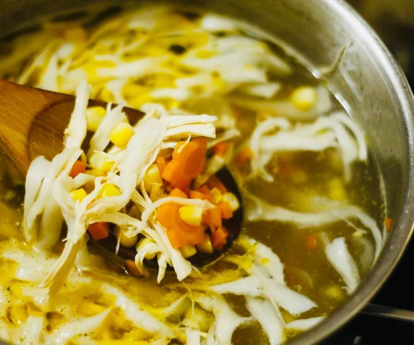 🥣 Súp gà ngô ngọt trứng cút – nóng hổi, thơm ngọt, ăn là mê ngay! 😋
