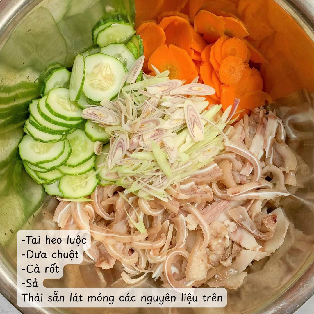 Tai heo trộn chua cay giòn sần sật