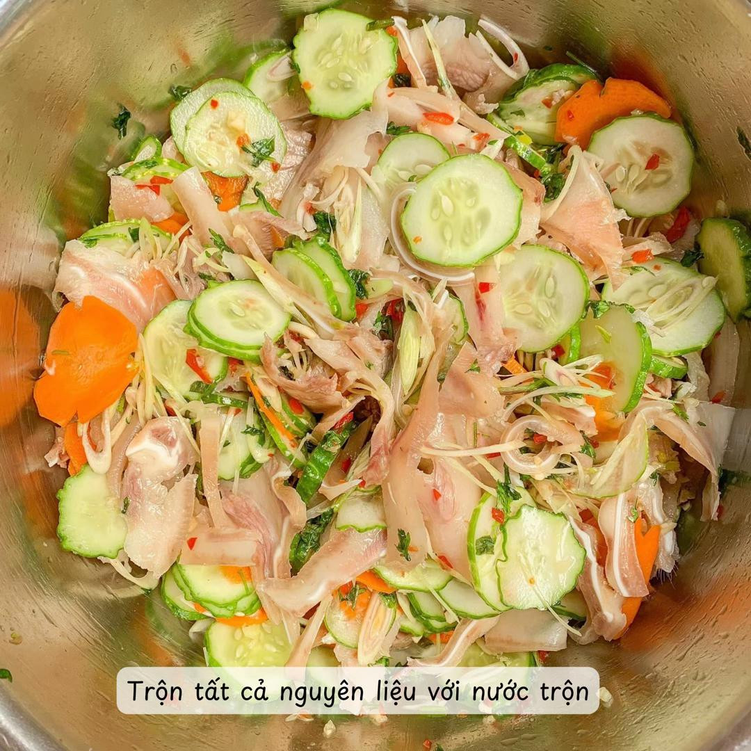Tai heo trộn chua cay giòn sần sật