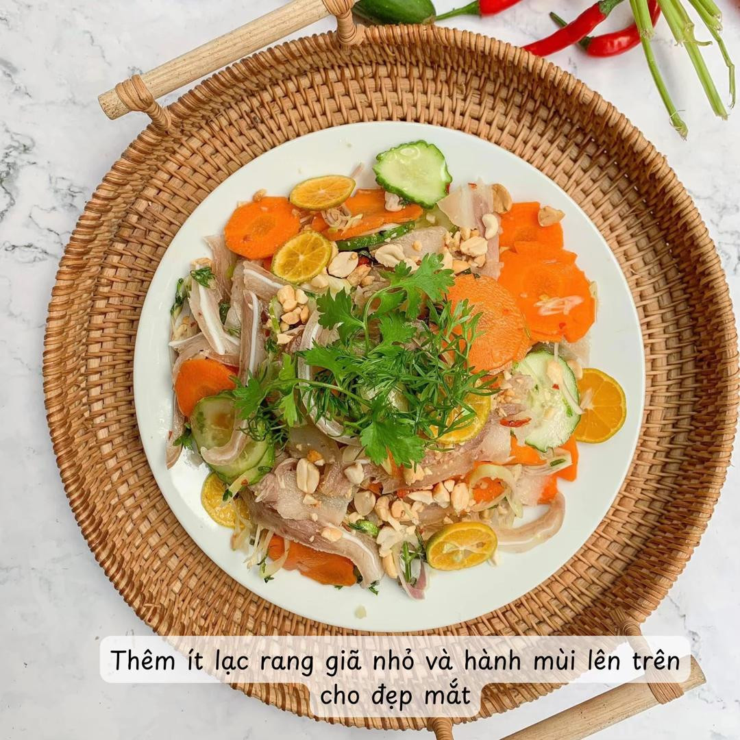 Tai heo trộn chua cay giòn sần sật