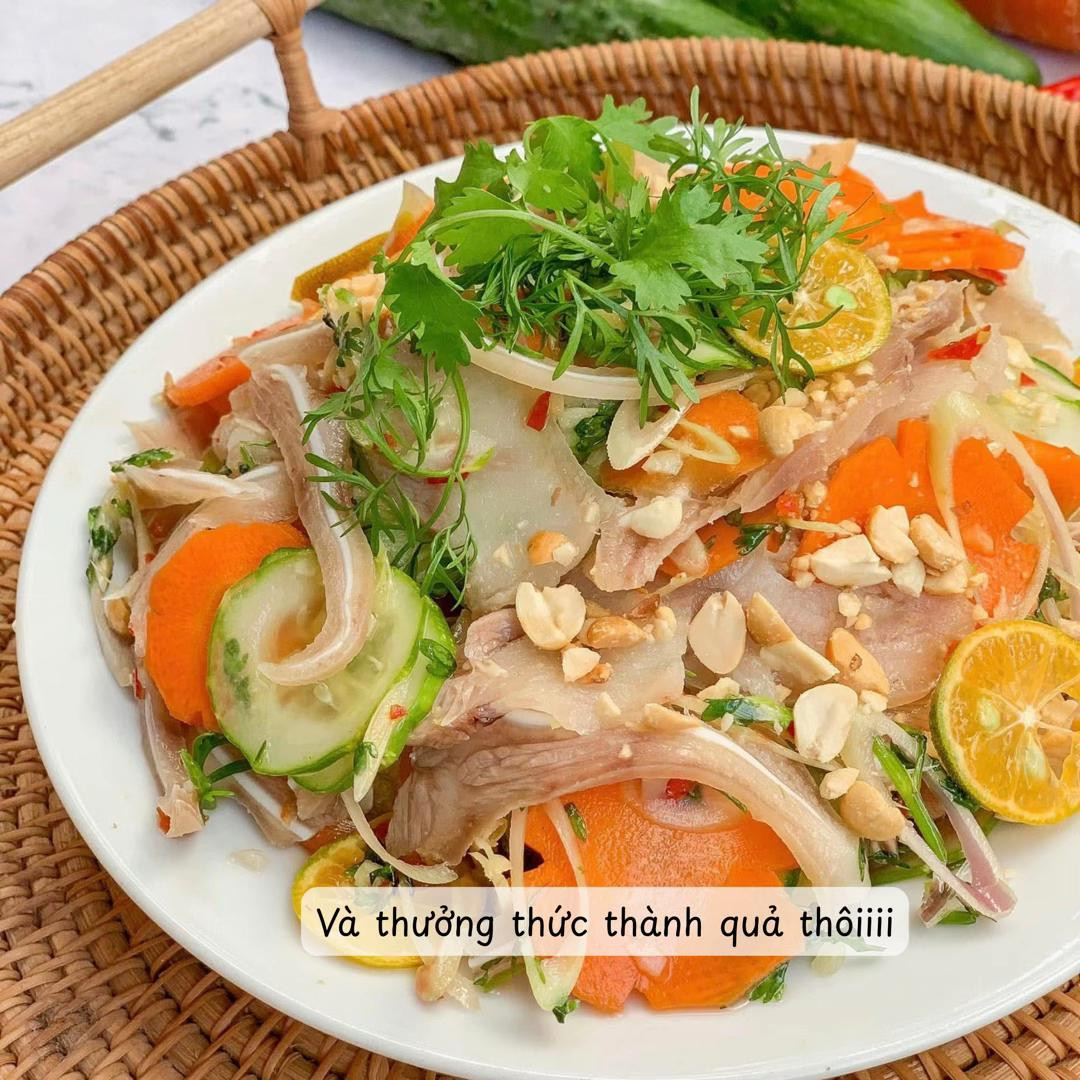 Tai heo trộn chua cay giòn sần sật