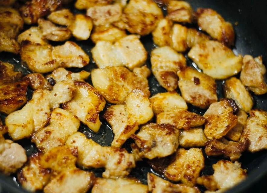 Thịt ba chỉ rang cháy cạnh – món ăn dân dã nhưng “hao cơm” vô cùng!