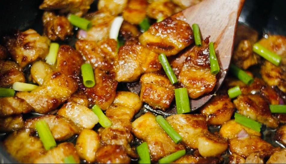 Thịt ba chỉ rang cháy cạnh – món ăn dân dã nhưng “hao cơm” vô cùng!