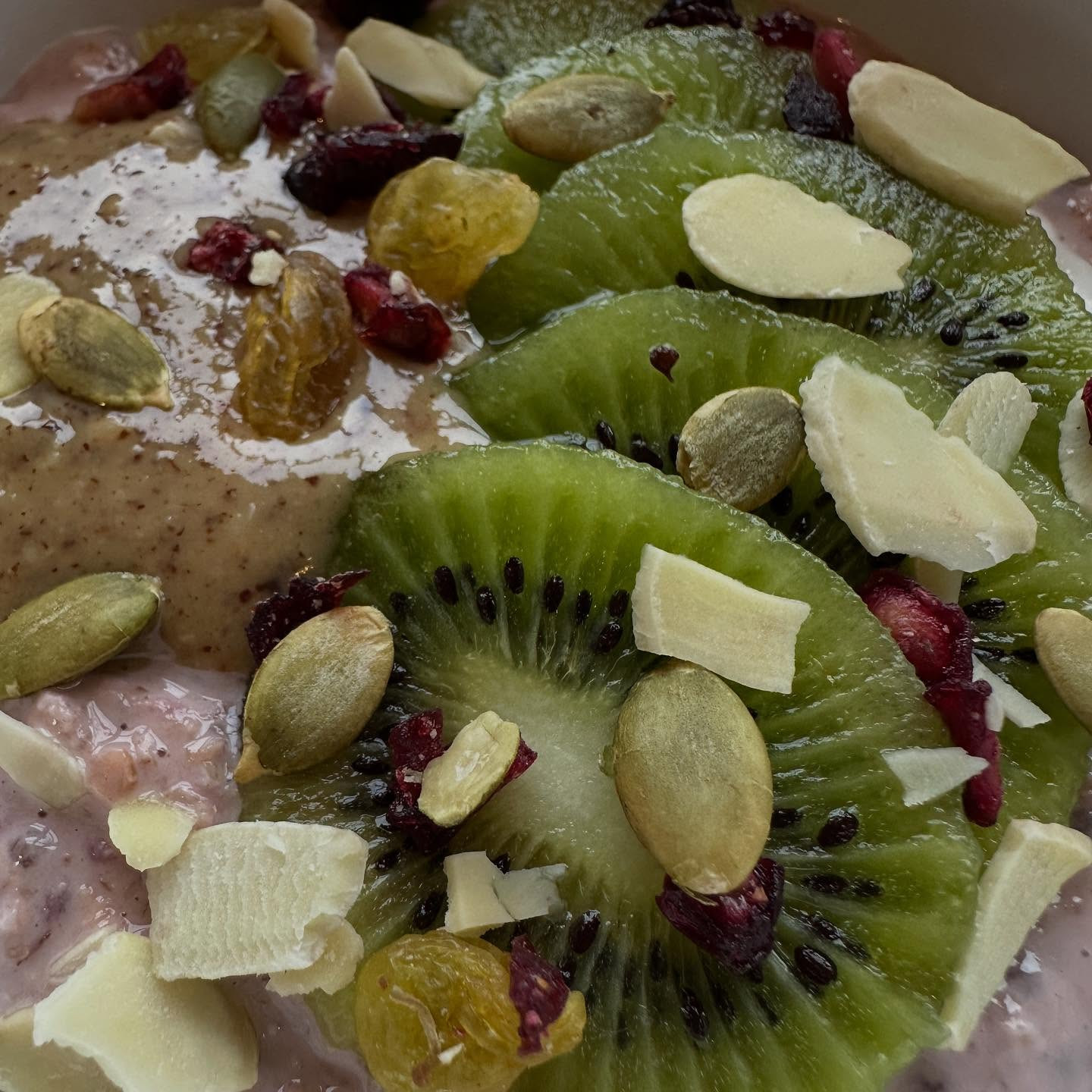 Tươi Mát Yến Mạch Kiwi Hạnh Nhân Cho Buổi Sáng Khỏe