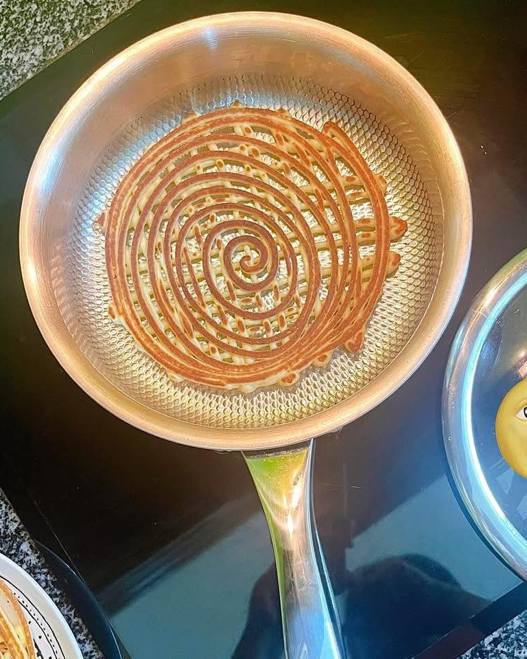 Bánh Cuộn Vàng Giòn Nhẹ, Hương Vị Mịn Màng