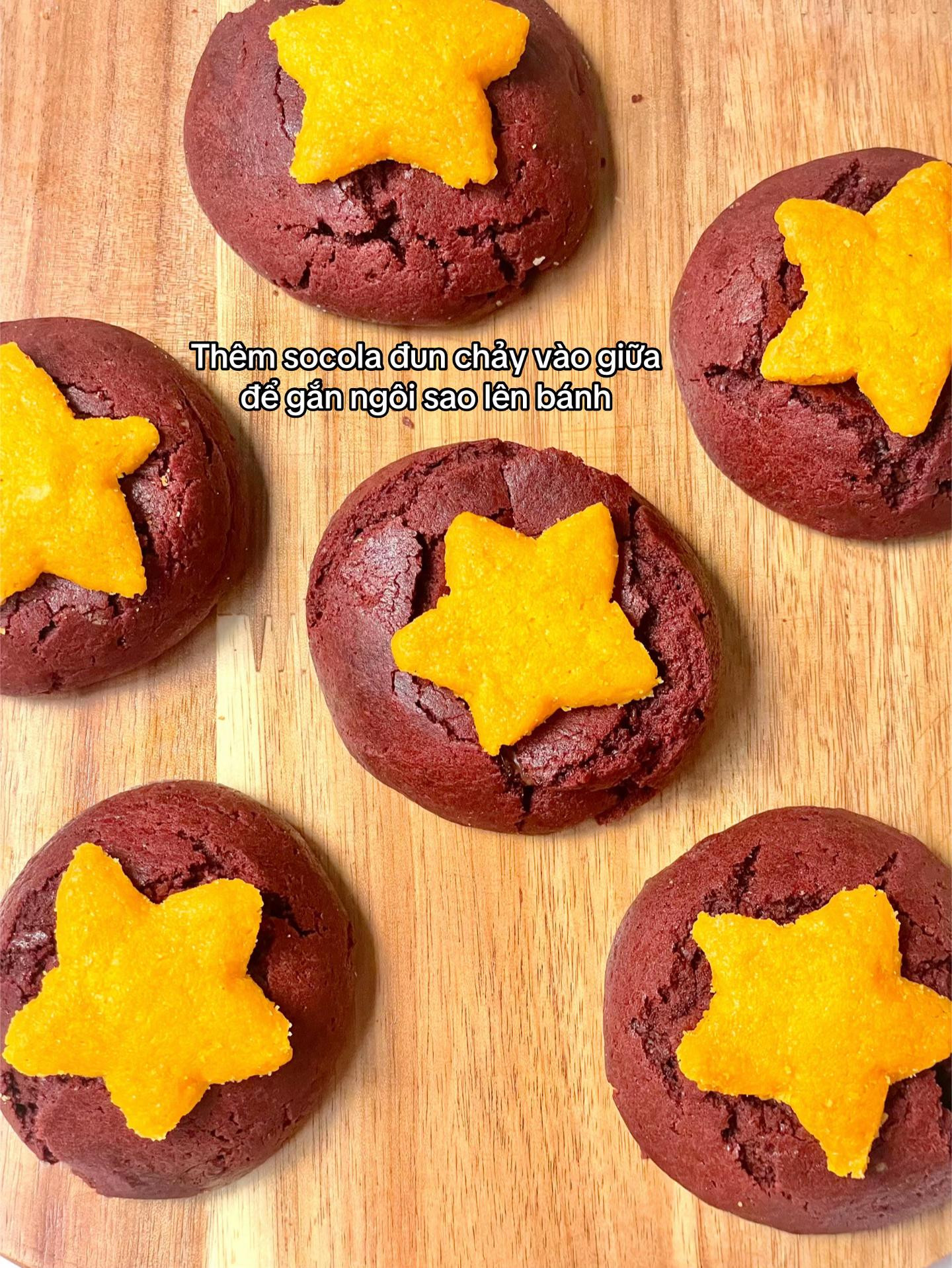 Bánh quy cờ đỏ sao vàng nhân socola chảy