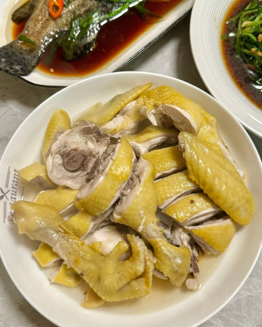 Bữa Tiệc Đậm Đà: Cá Mú Hấp và Gà Chần Tinh Tế