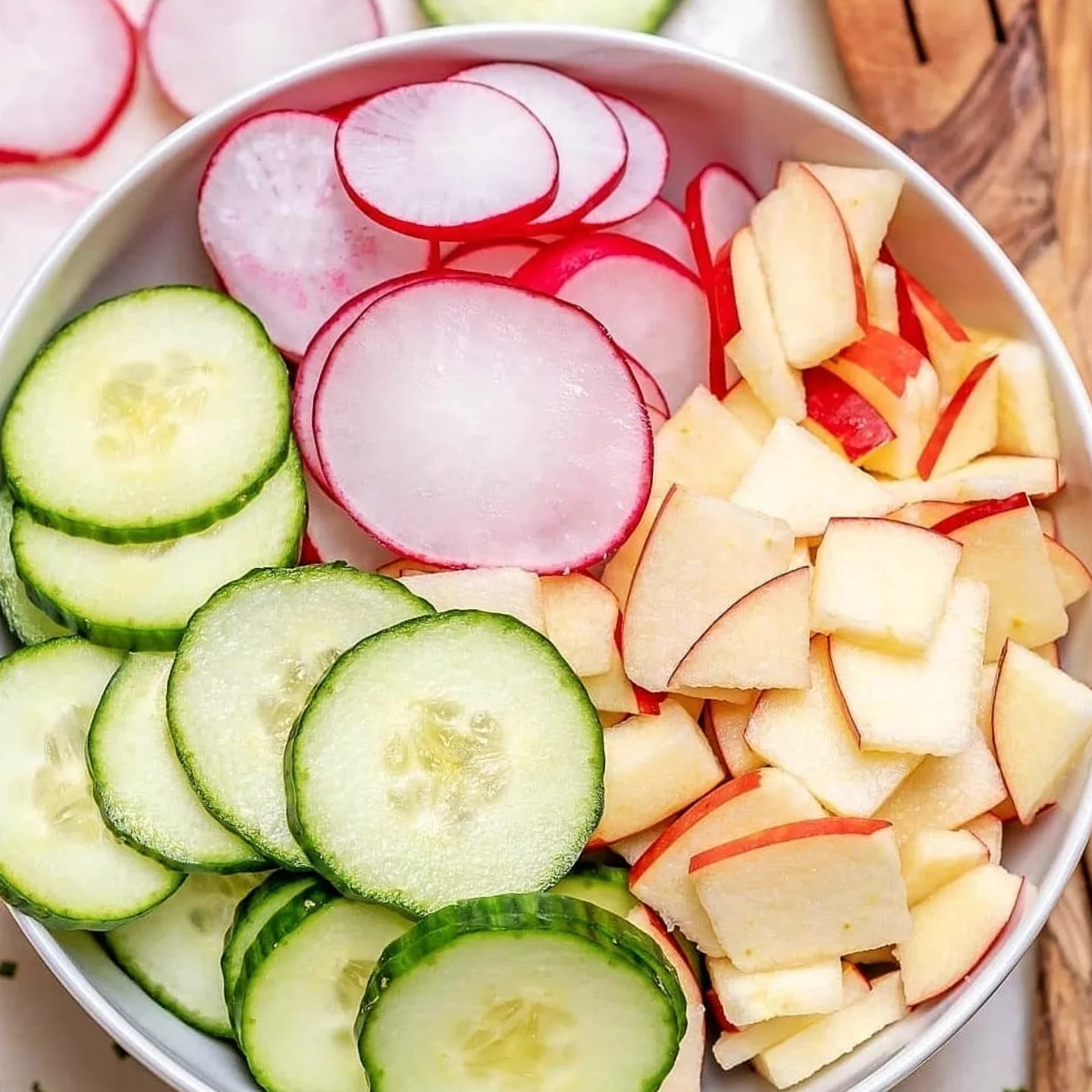 Crisp Cucumber and Apple Delight with Creamy Yogurt Dressing