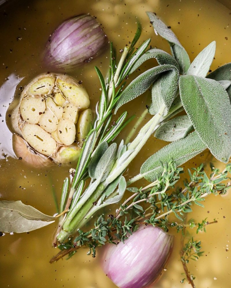 Garlic Bacon Bean Bliss: Cozy Broth with Herbs and Crispy Delight