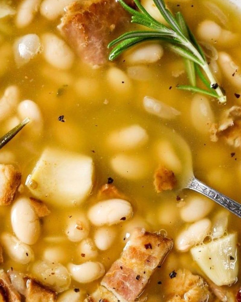 Garlic Bacon Bean Bliss: Cozy Broth with Herbs and Crispy Delight