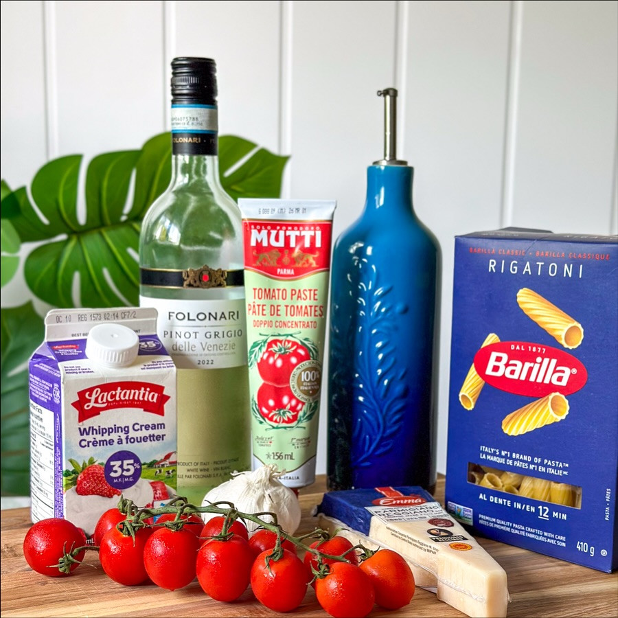 Garlic Dream: Creamy Tomato Rigatoni Delight