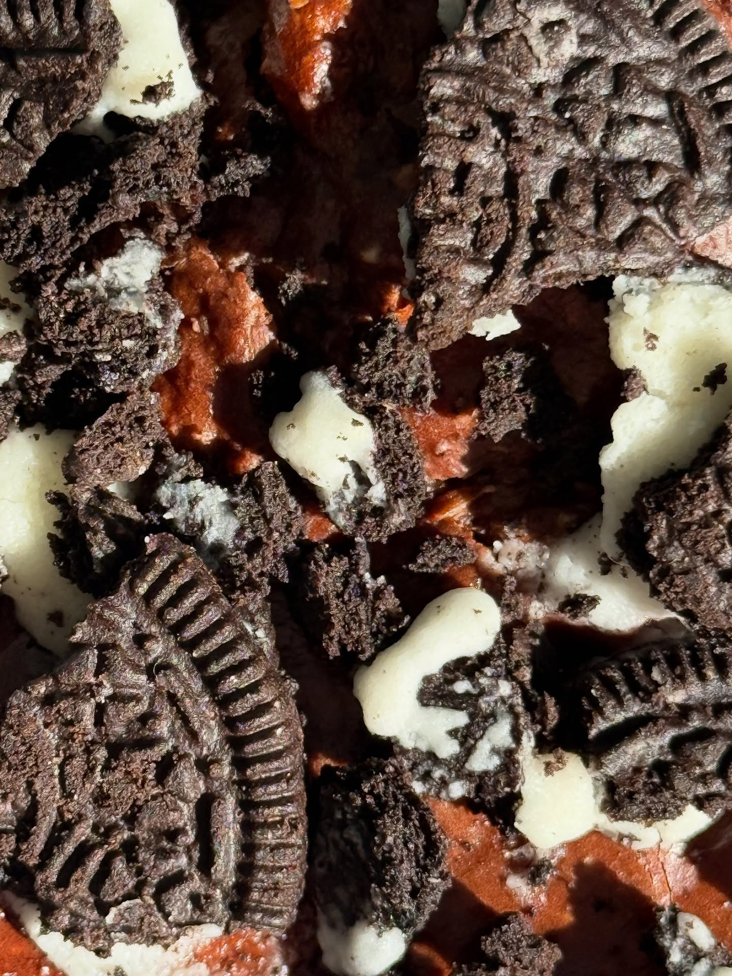 Gooey Vegan Cookies & Cream Baked Oats Delight