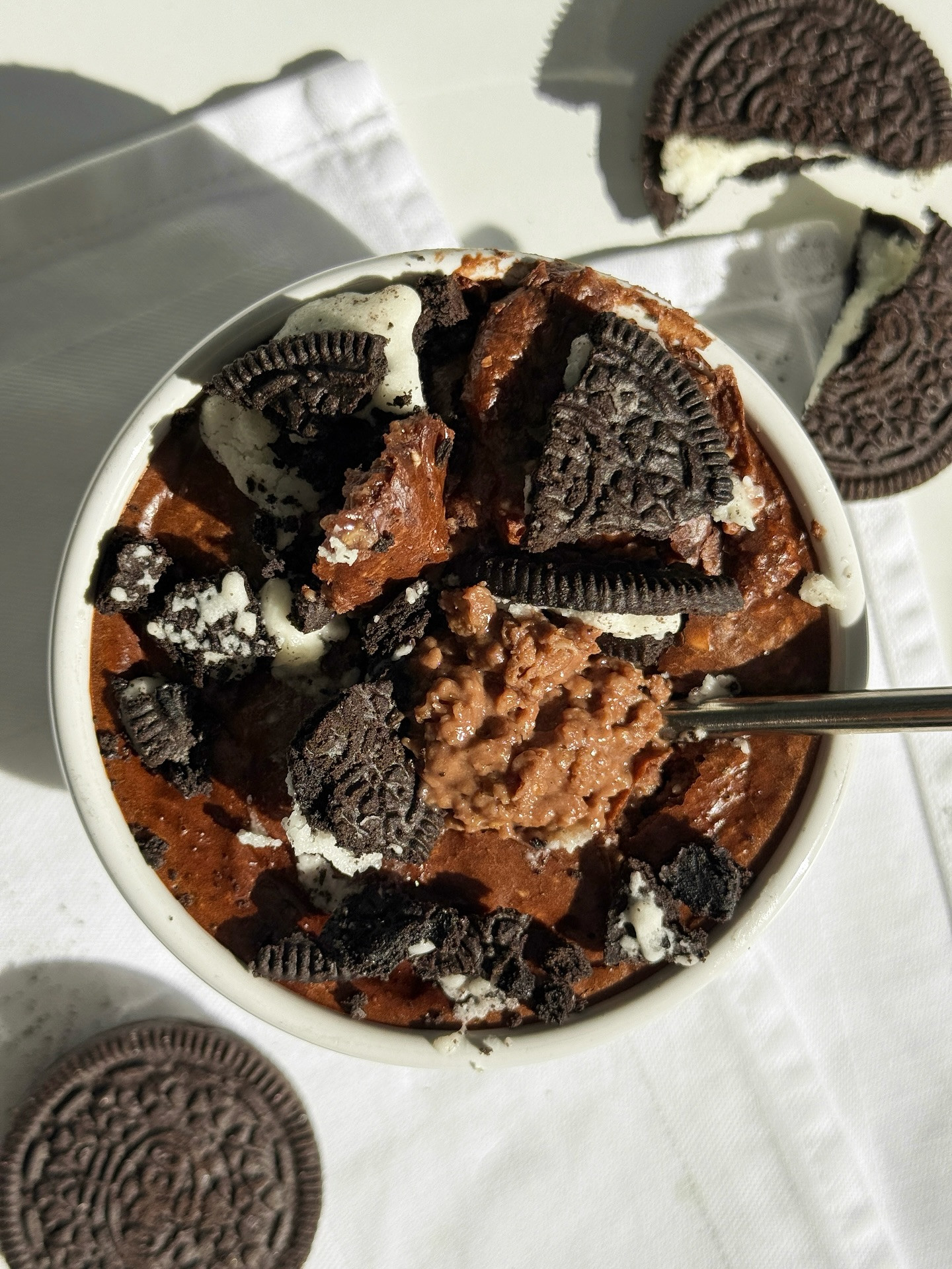 Gooey Vegan Cookies & Cream Baked Oats Delight