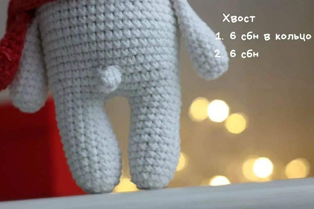 Милый вязаный медвежонок с красным шарфом