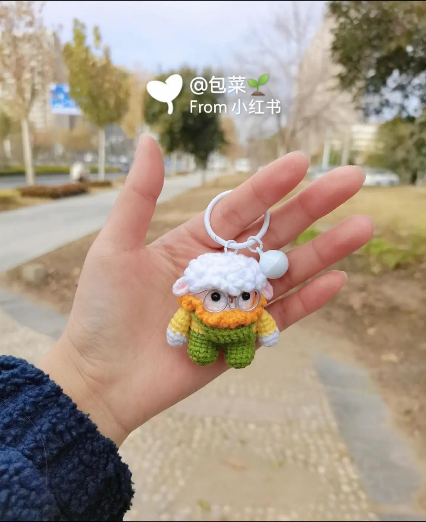 Móc len hình búp bê nhỏ xinh đeo túi vải đáng yêu