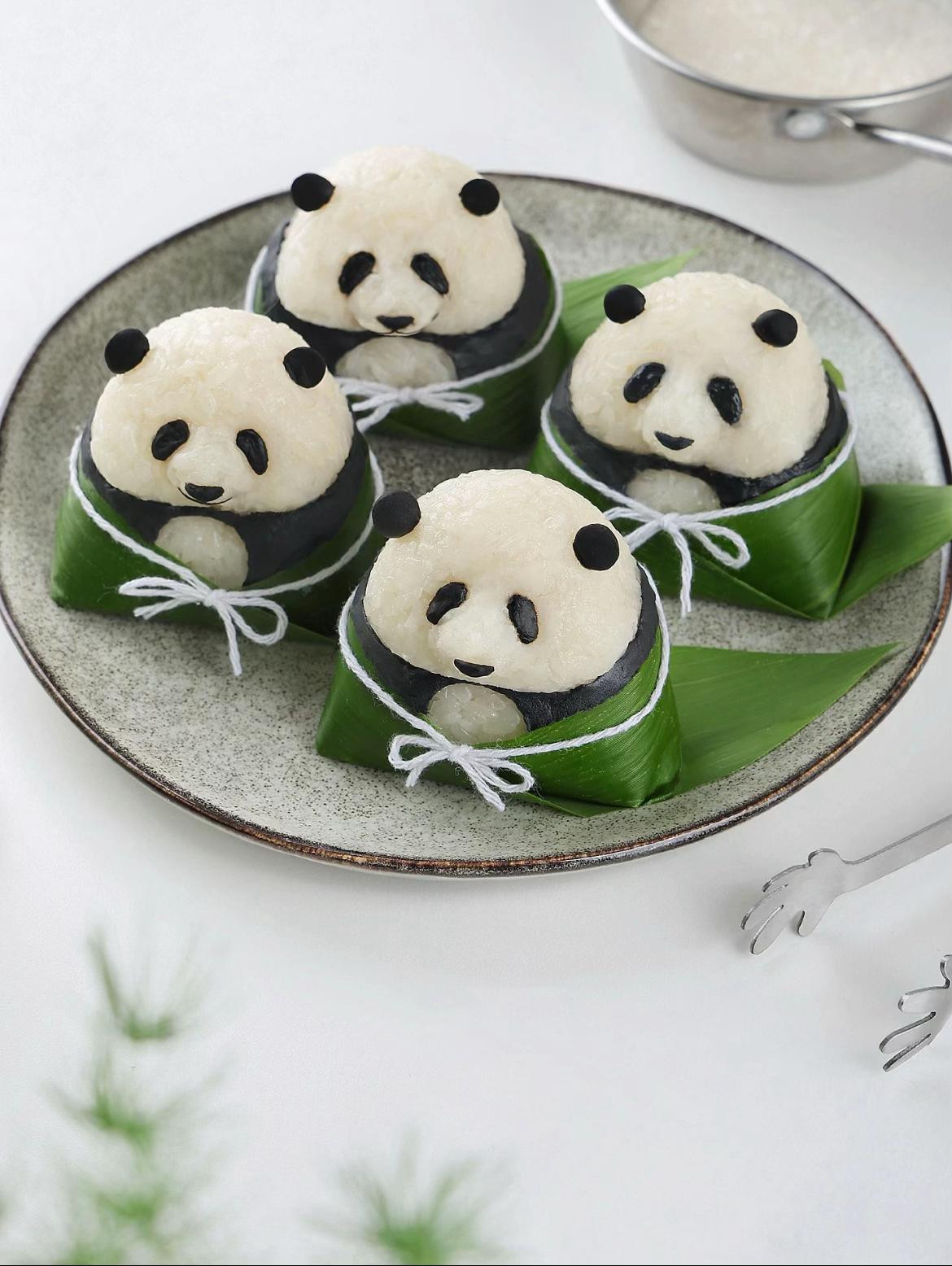 Sharing the process of making panda rice balls