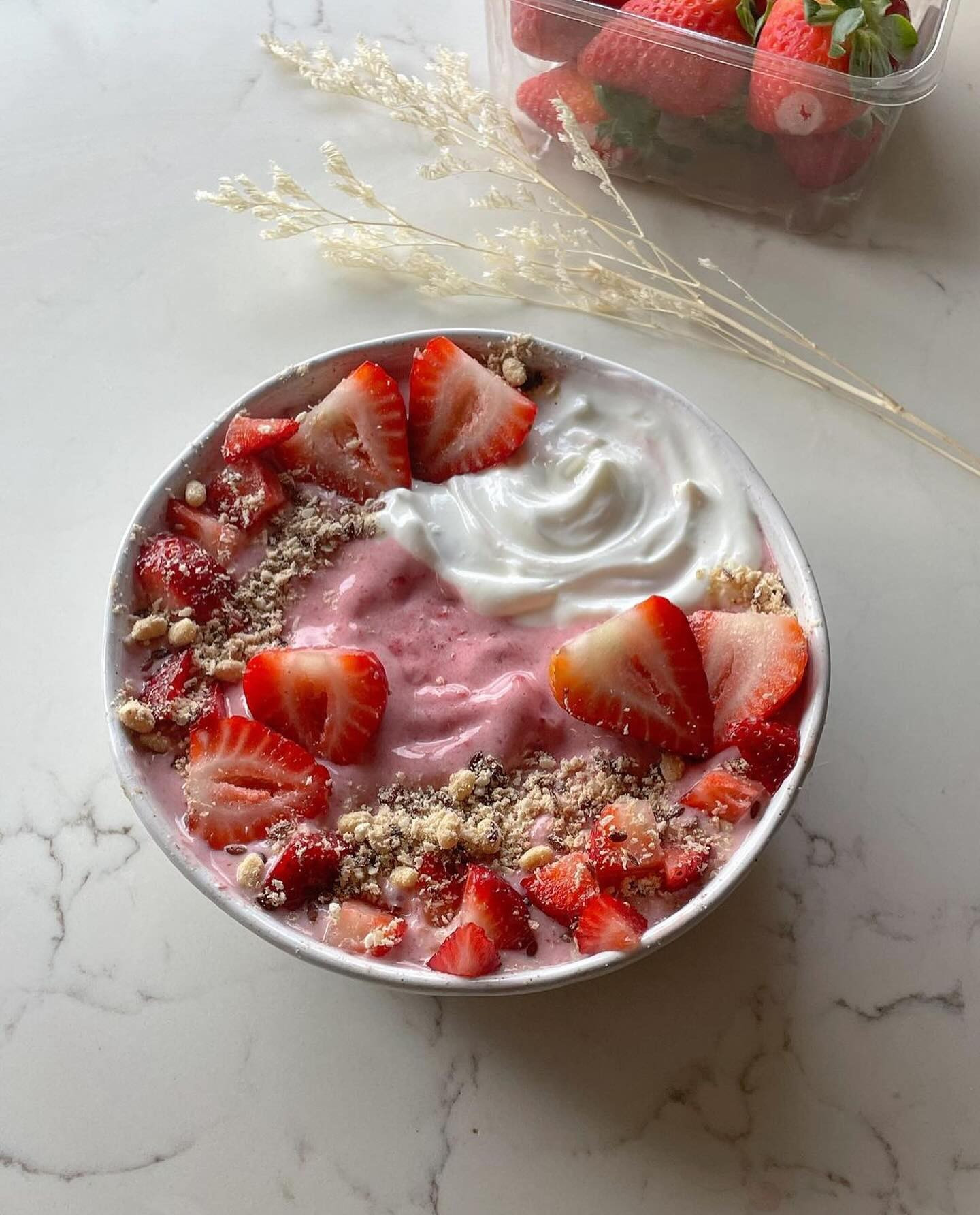 Strawberry Bliss Smoothie Bowl with Creamy Greek Yogurt