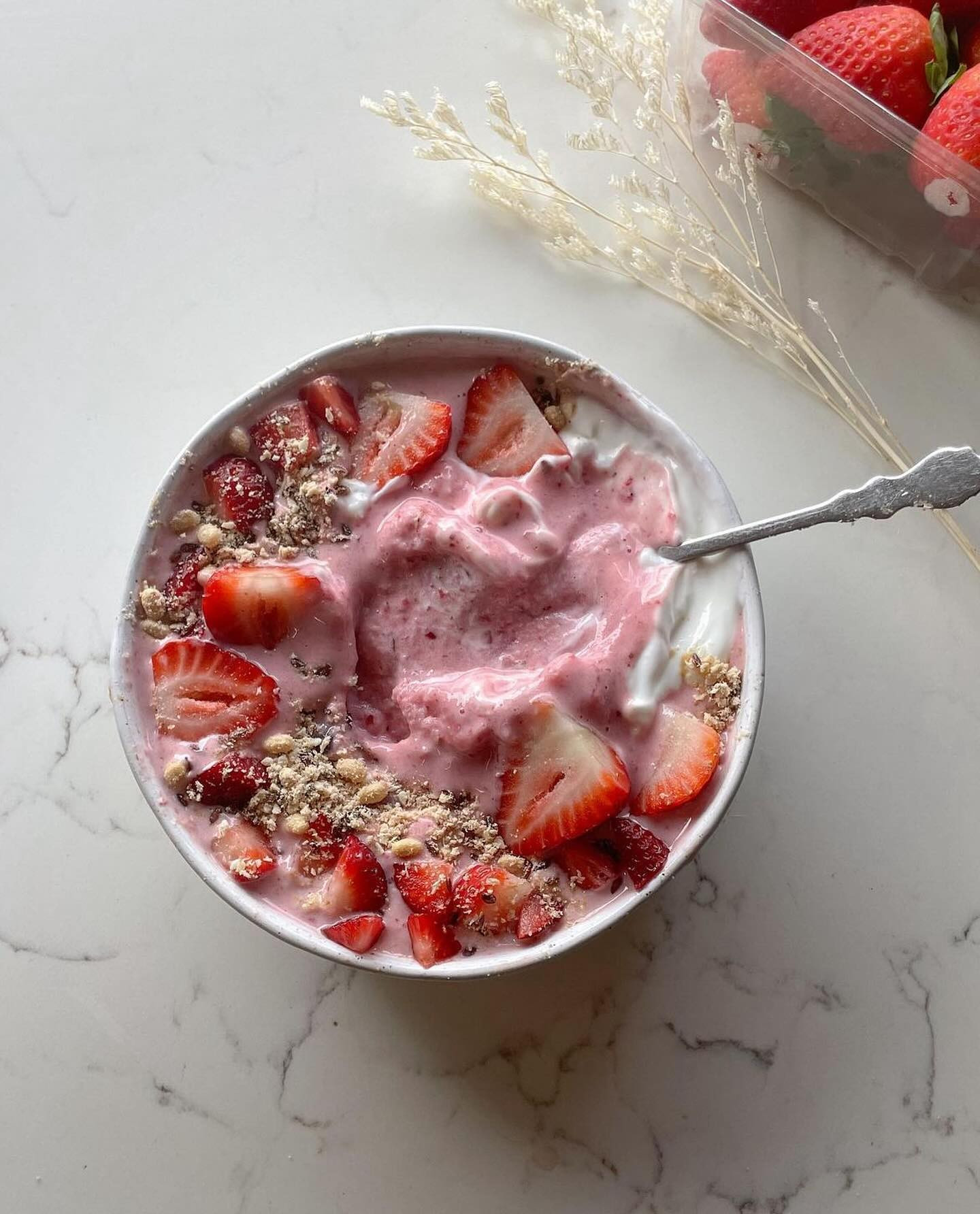 Strawberry Bliss Smoothie Bowl with Creamy Greek Yogurt