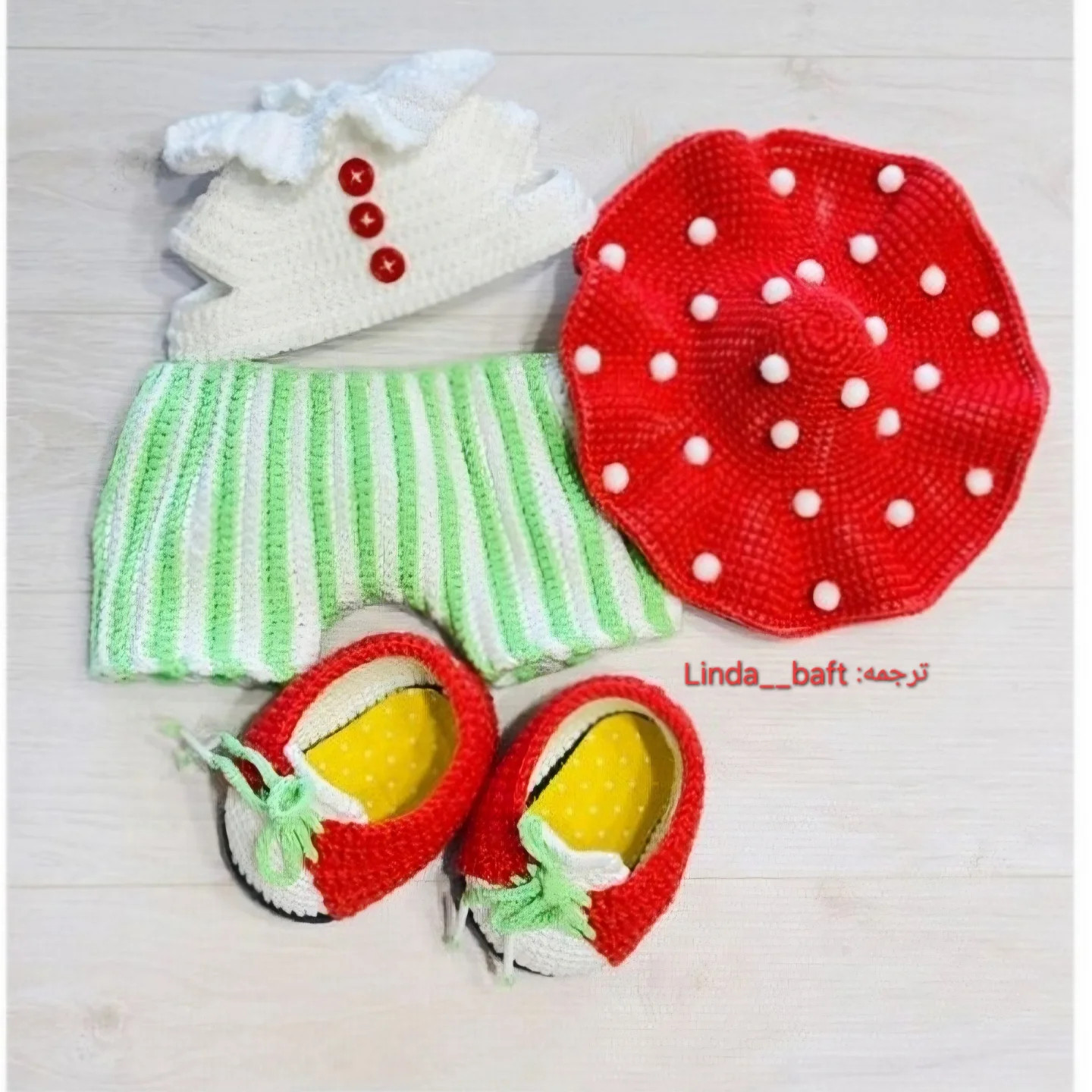 عروسک دلقک با کلاه قرمز بافتنی