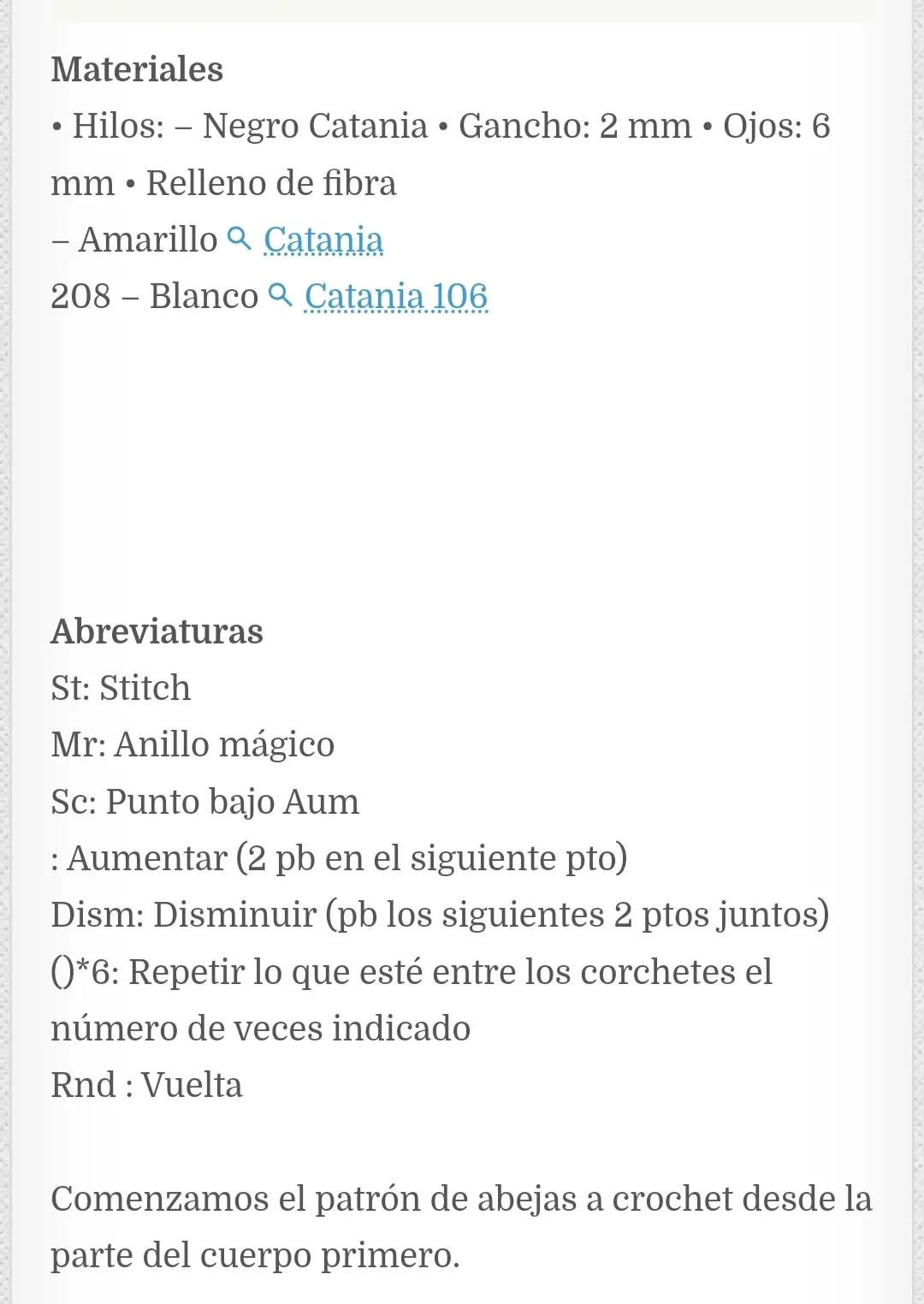 Abejas de ganchillo adorables en una cesta de mimbre