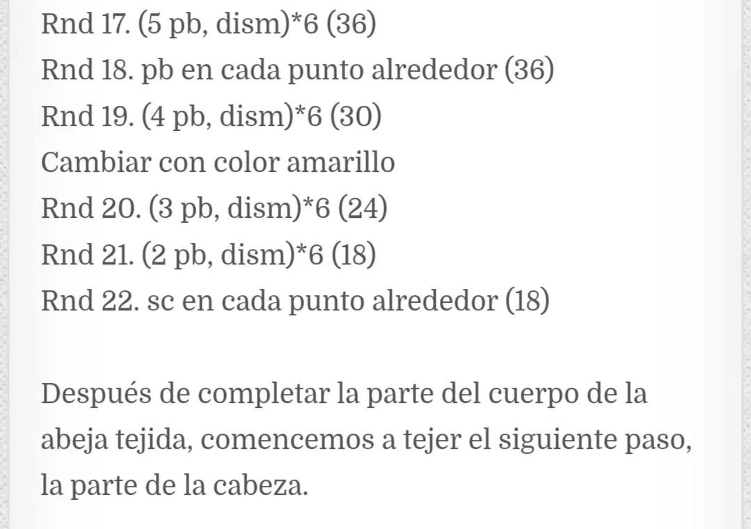 Abejas de ganchillo adorables en una cesta de mimbre