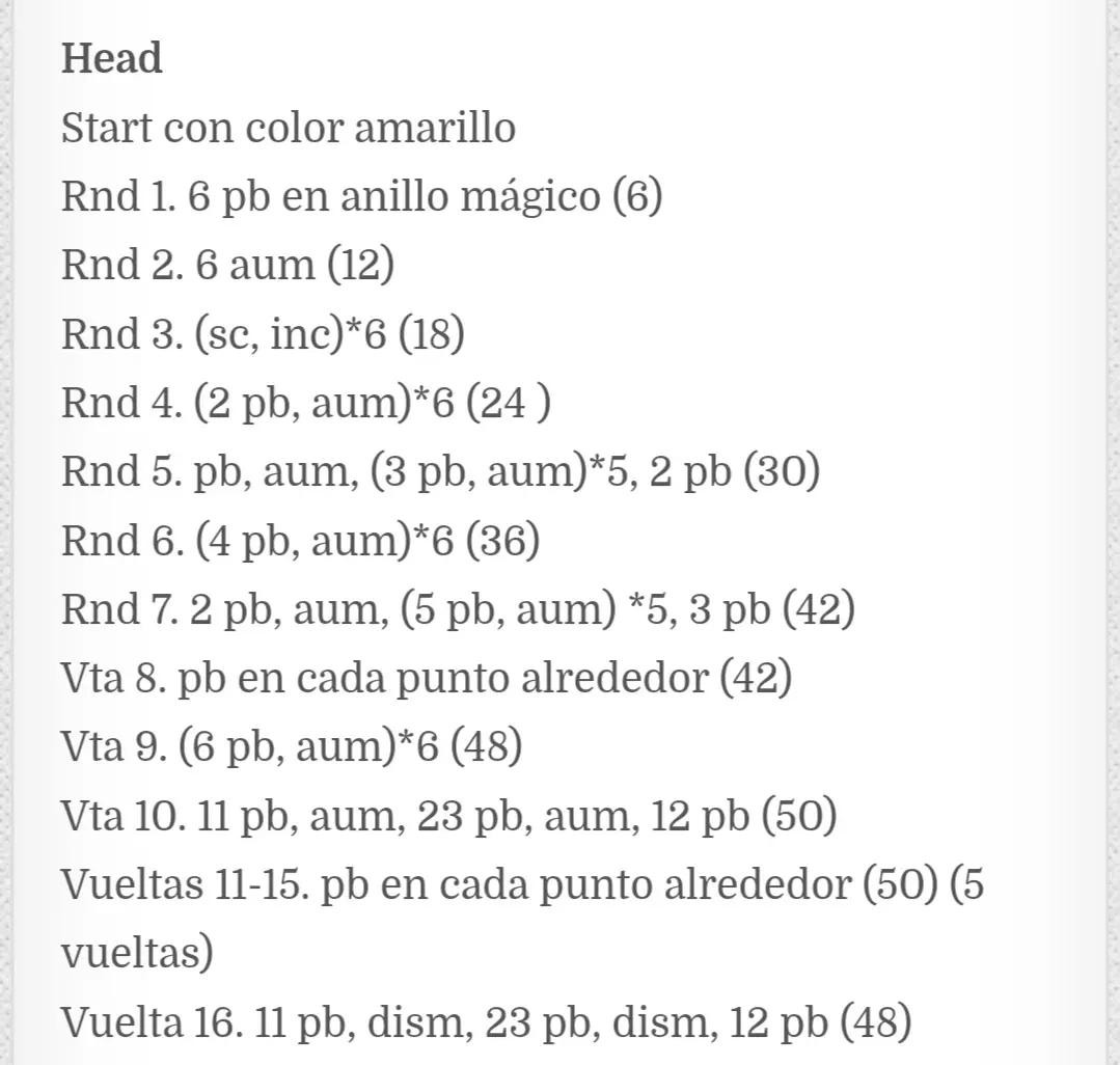 Abejas de ganchillo adorables en una cesta de mimbre