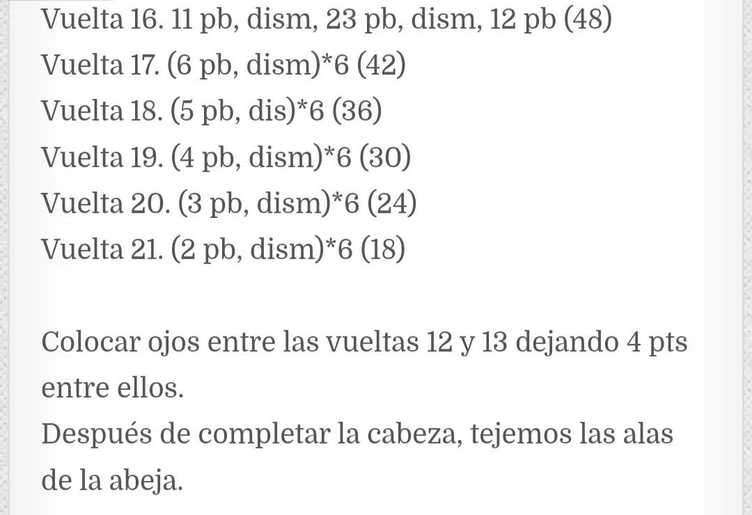 Abejas de ganchillo adorables en una cesta de mimbre