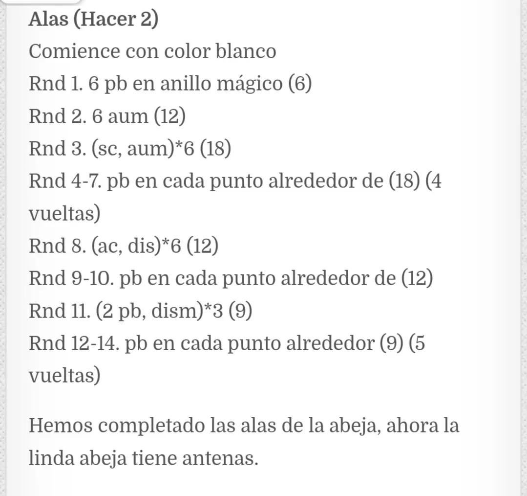 Abejas de ganchillo adorables en una cesta de mimbre