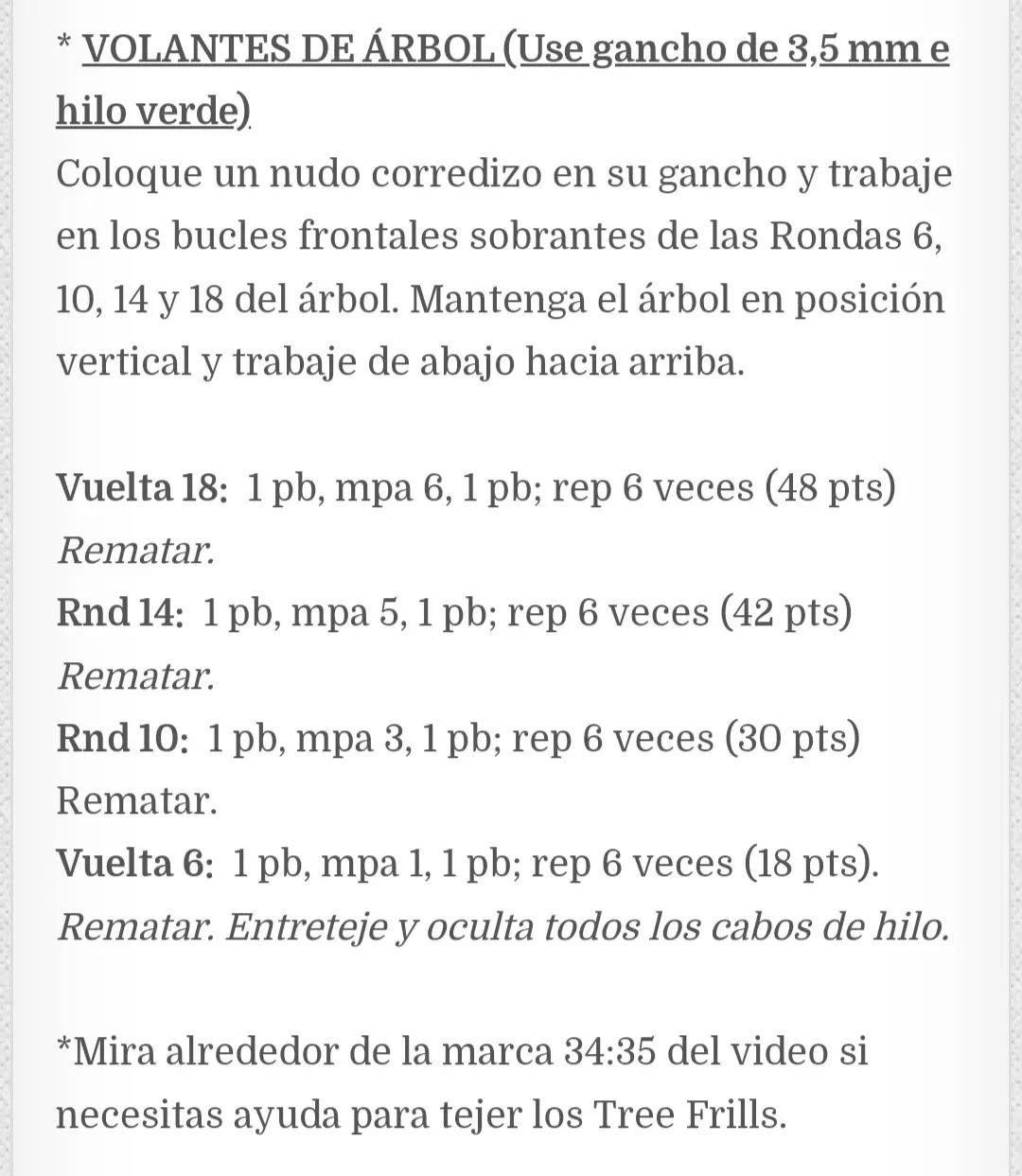 Adorables árboles de Navidad de ganchillo con caritas sonrientes