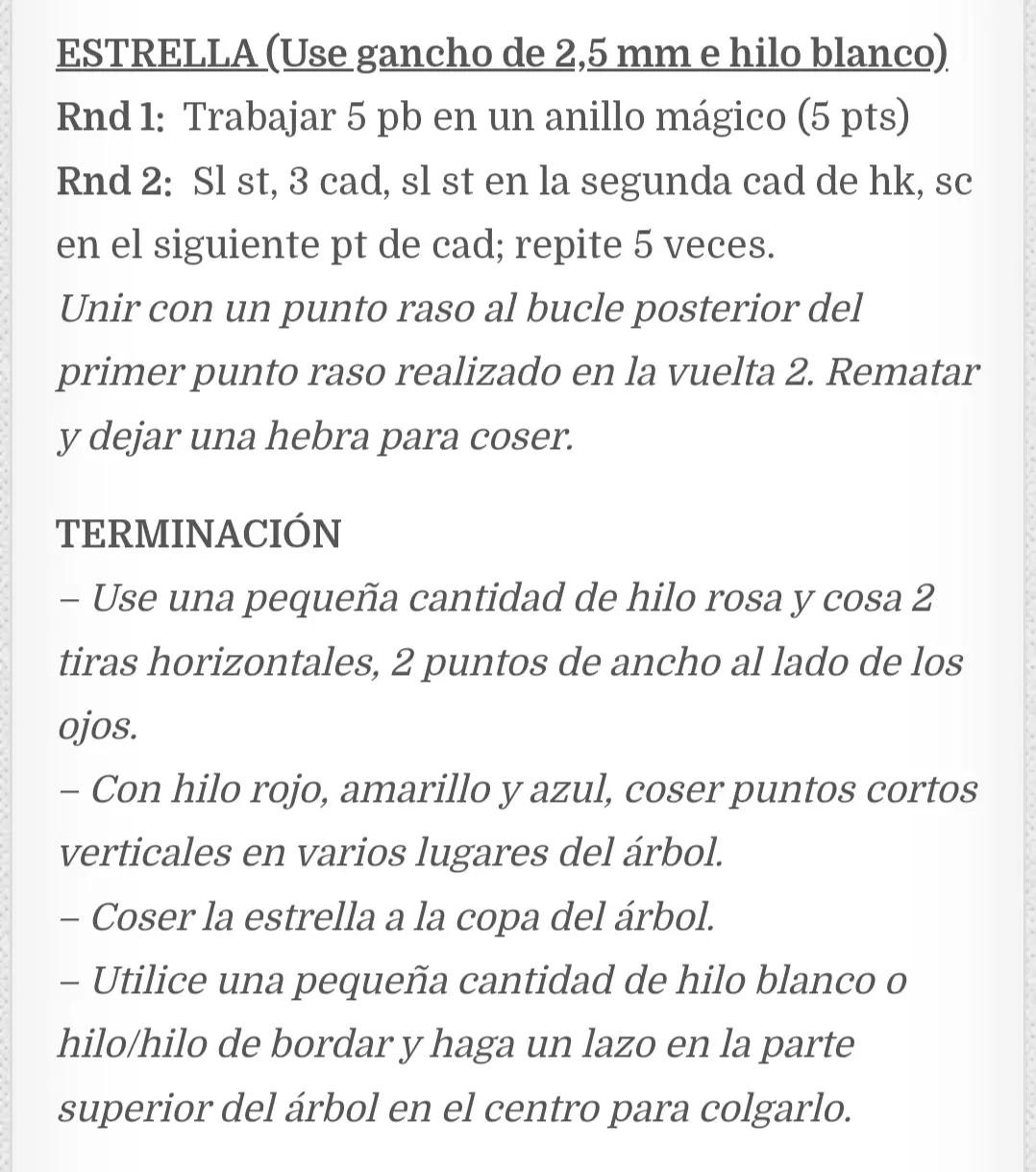 Adorables árboles de Navidad de ganchillo con caritas sonrientes