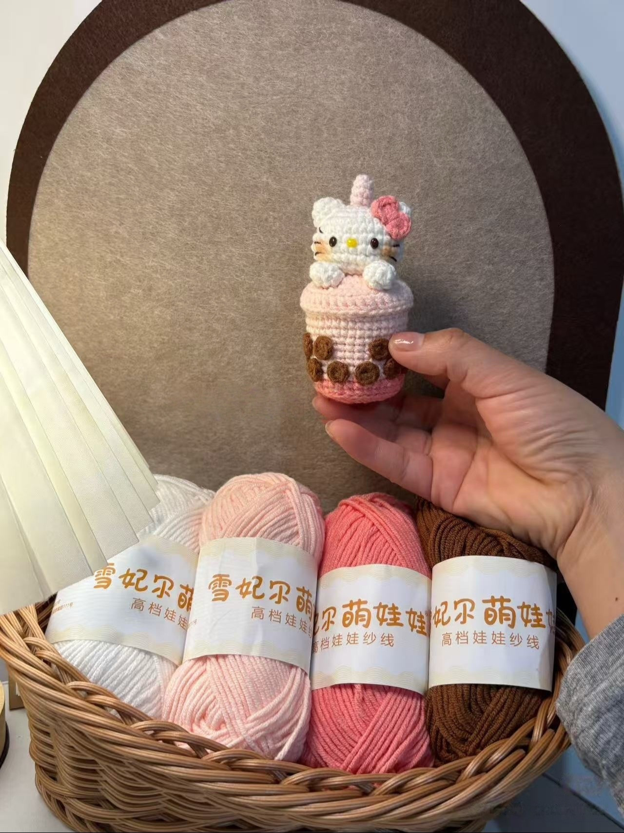 Amigurumi de gato fofo em copo de chá bolha rosa