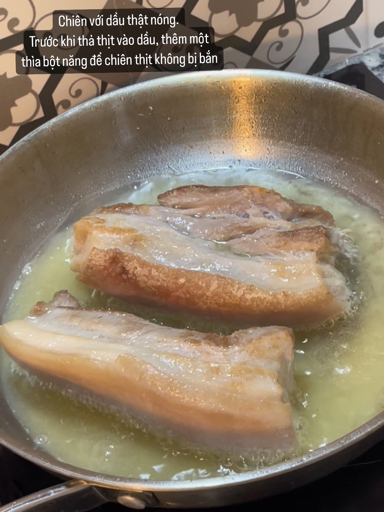 Ba Chỉ Chiên Mắm Tỏi Giòn Rụm, Hương Vị Bùng Nổ