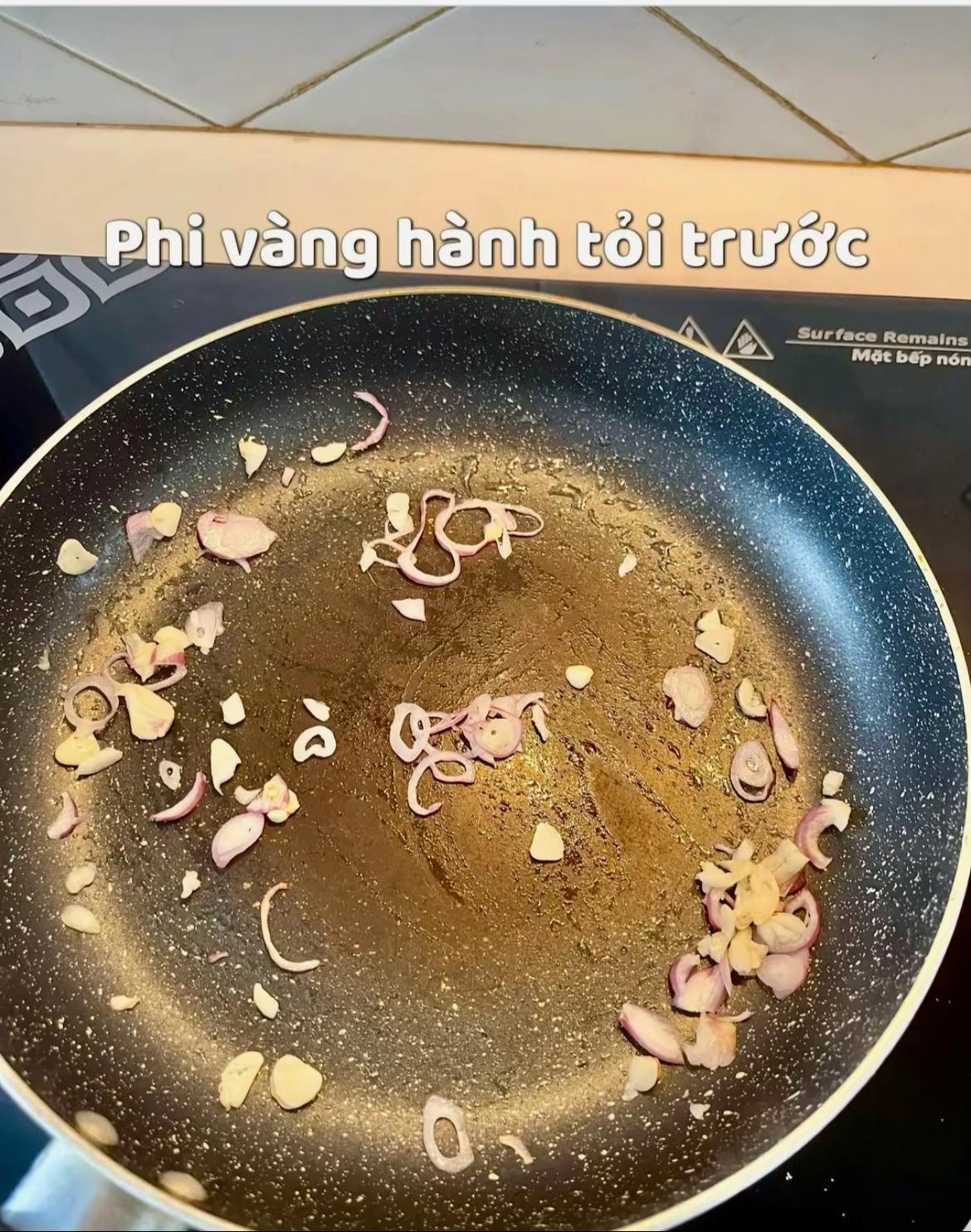 Ba Rọi Cháy Cạnh Xào Hành Thơm Ngon