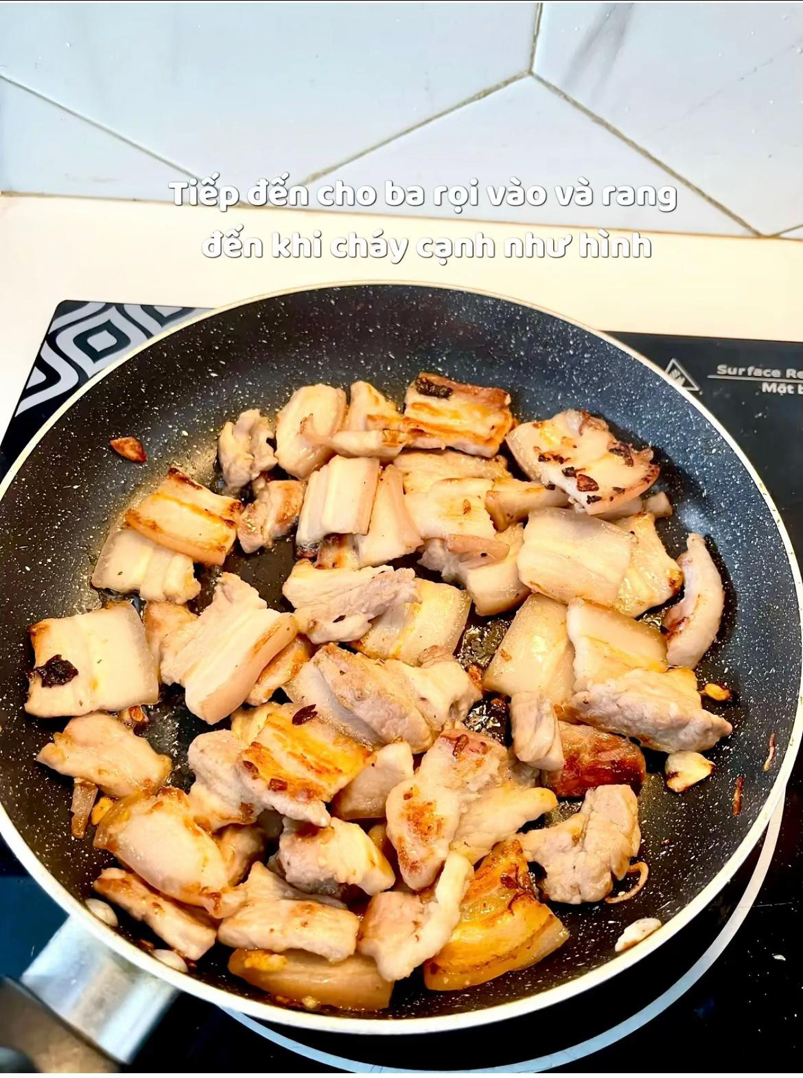 Ba Rọi Cháy Cạnh Xào Hành Thơm Ngon