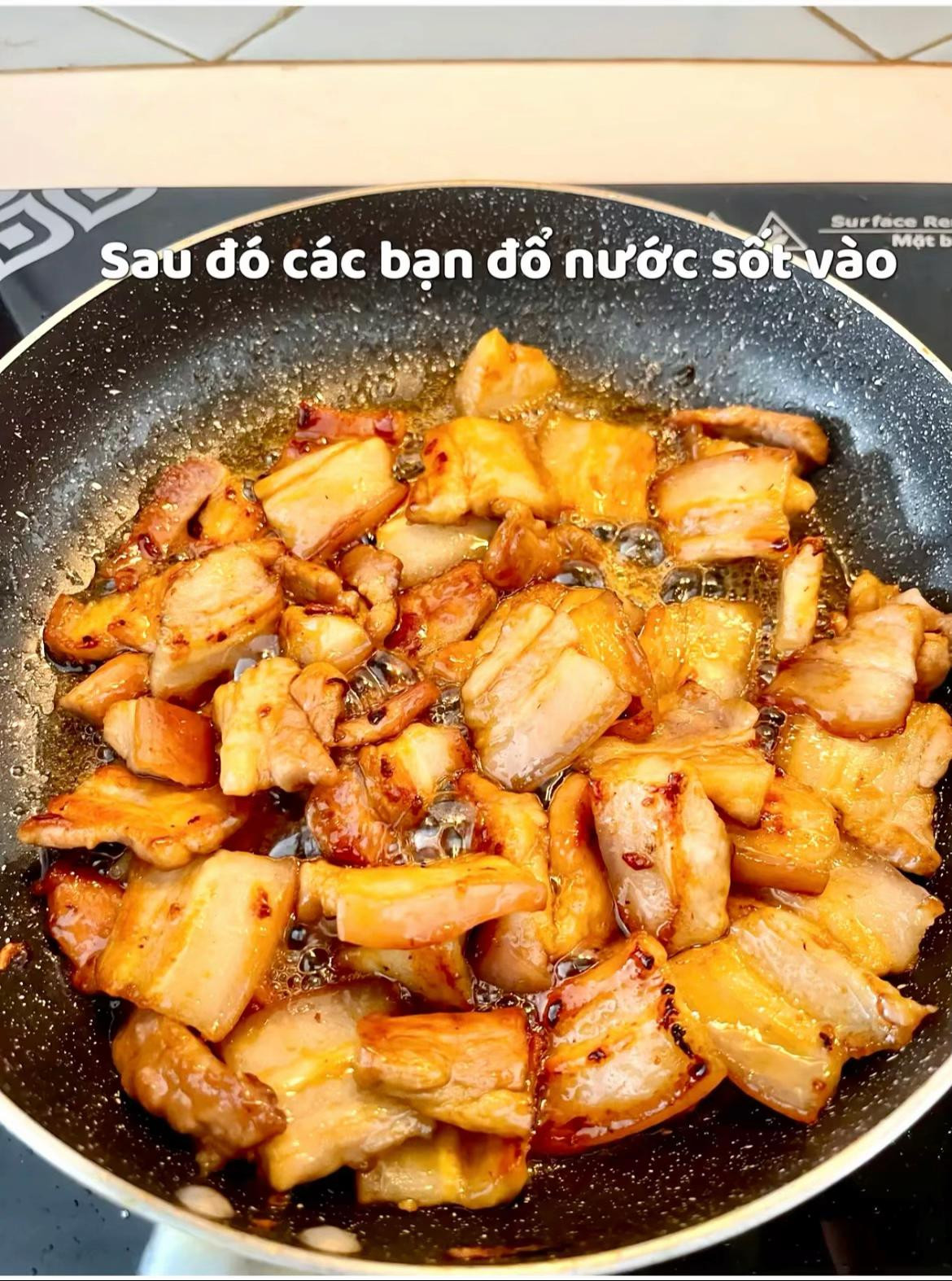 Ba Rọi Cháy Cạnh Xào Hành Thơm Ngon