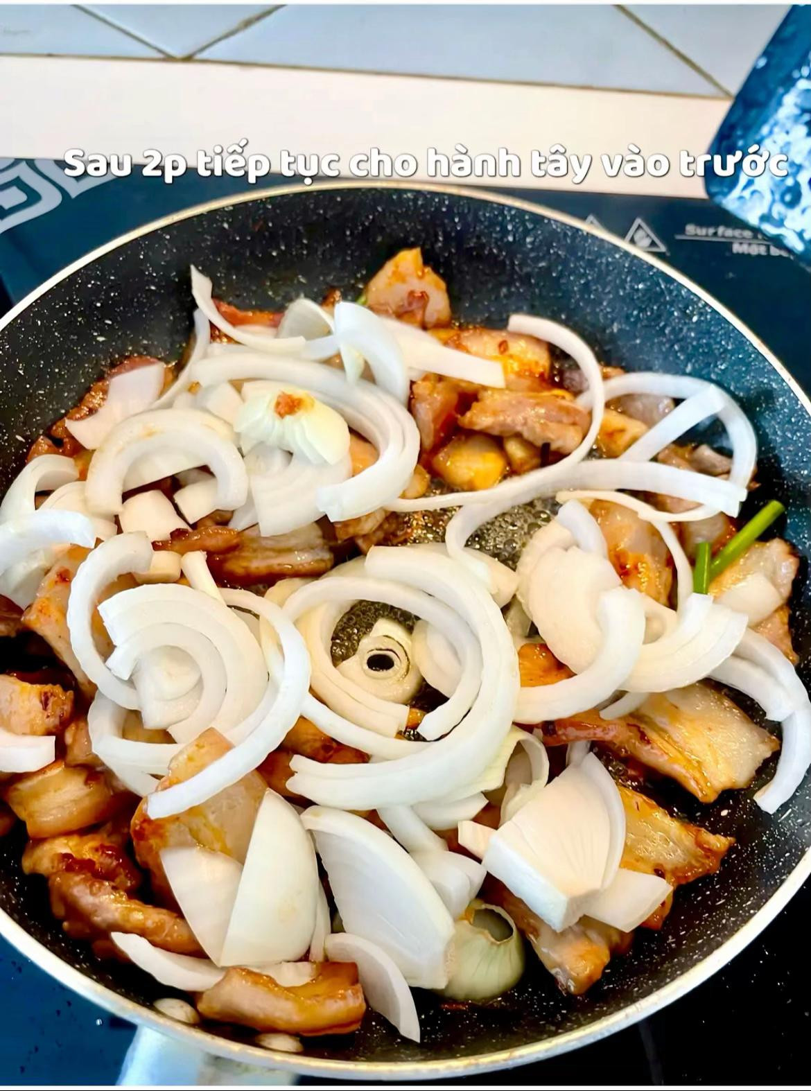 Ba Rọi Cháy Cạnh Xào Hành Thơm Ngon