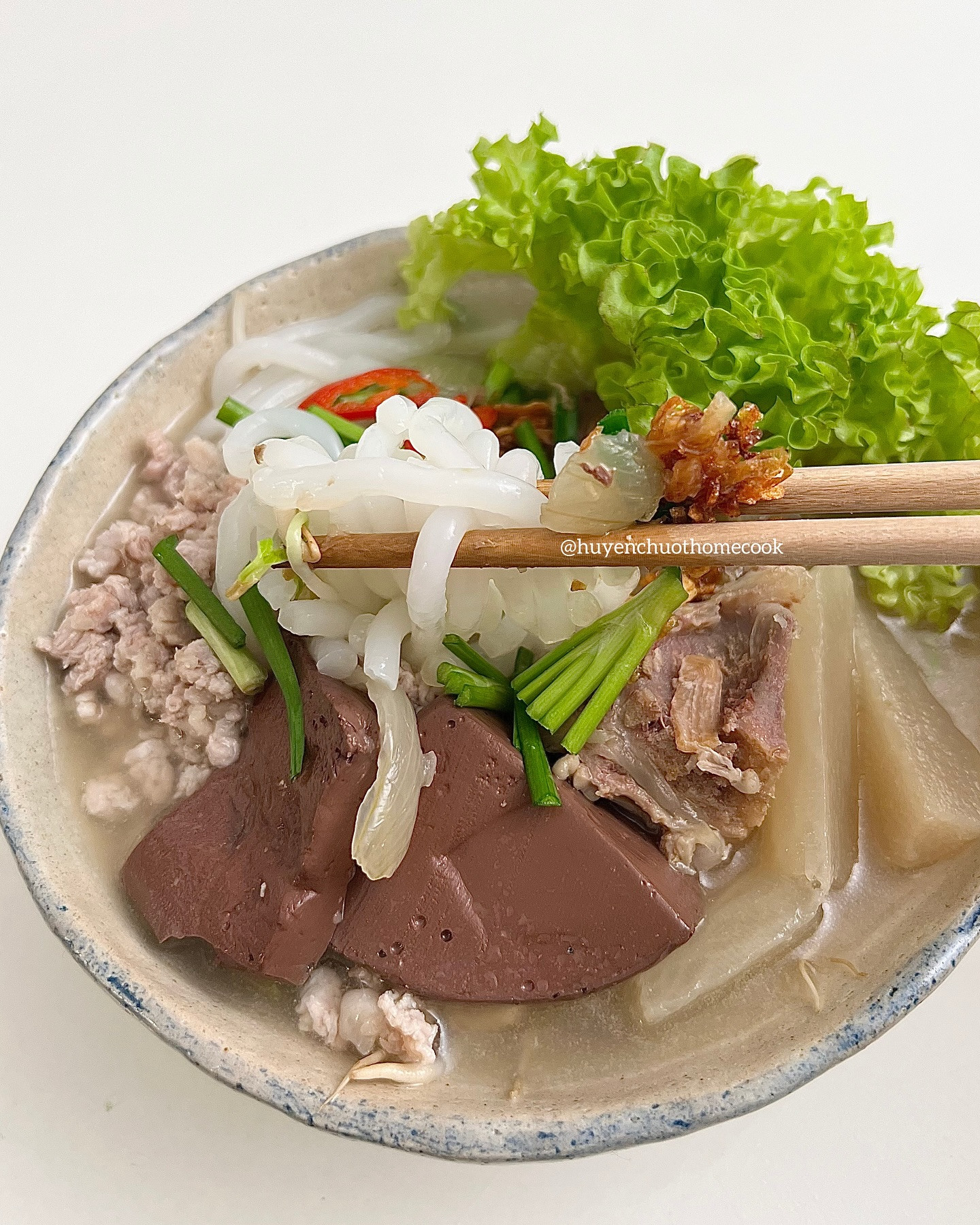 /Bánh canh xương thịt heo/ & bí quyết của H để sáng thức dậy đã có ngay tô bánh canh nóng hổi.