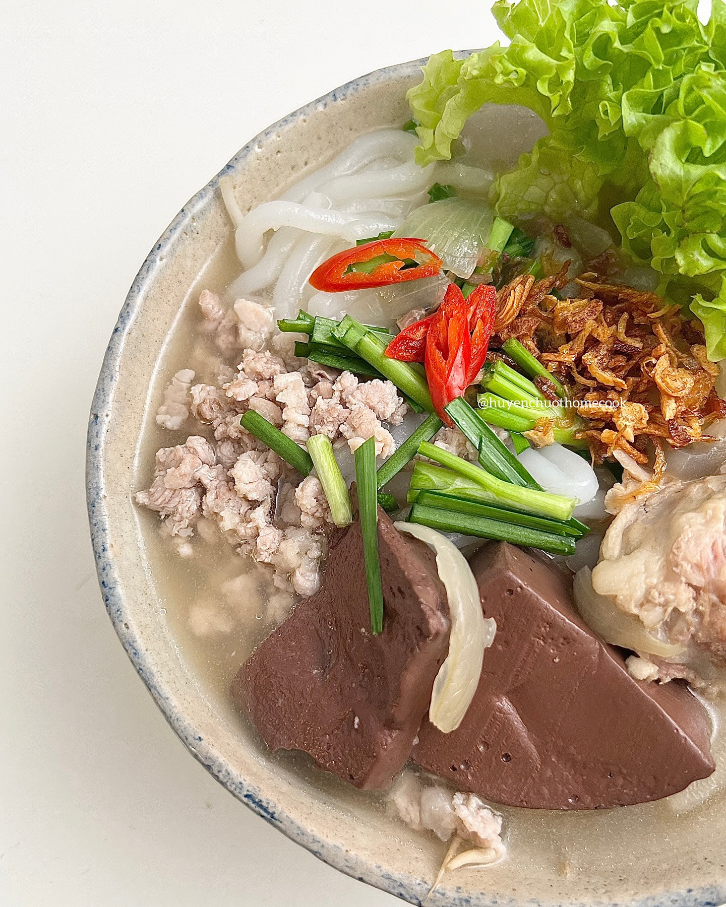 /Bánh canh xương thịt heo/ & bí quyết của H để sáng thức dậy đã có ngay tô bánh canh nóng hổi.