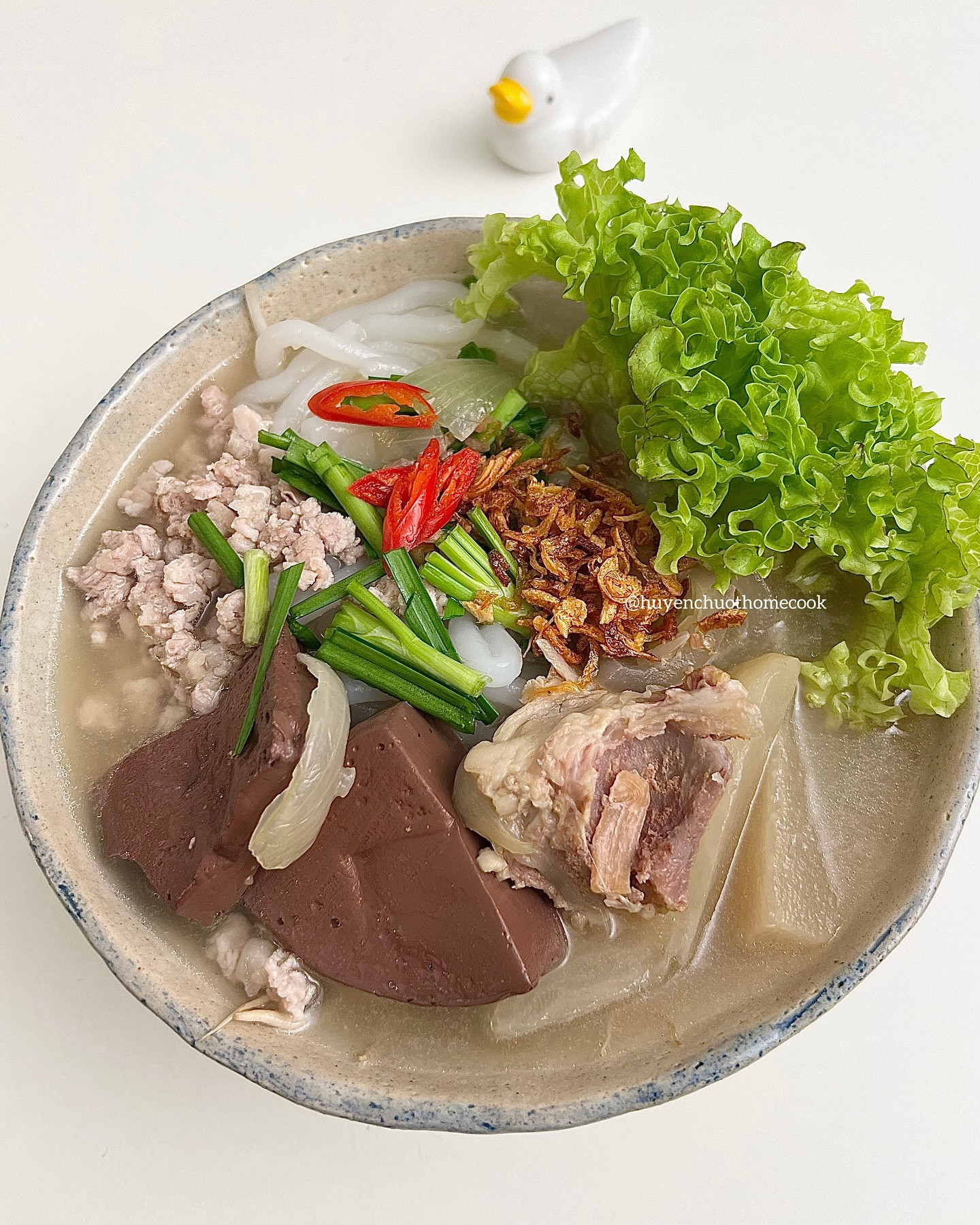 /Bánh canh xương thịt heo/ & bí quyết của H để sáng thức dậy đã có ngay tô bánh canh nóng hổi.